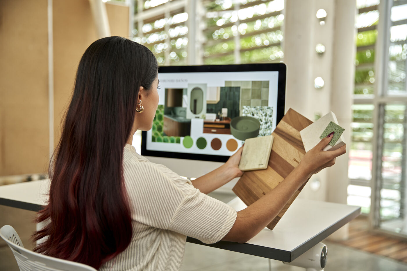 Diseñadora de Interiores Trabajando