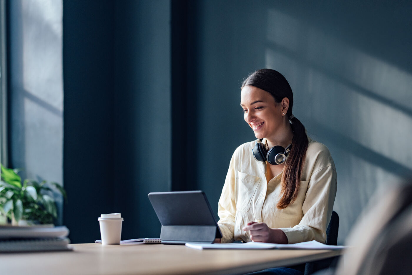 Estudiante feliz estudiando en línea en una tableta digital