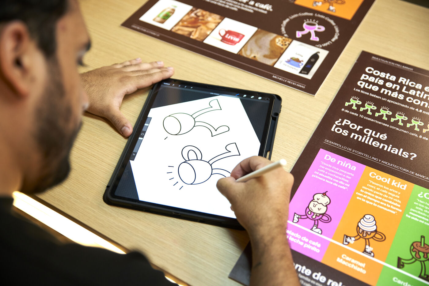 Artista digital dibujando en una tableta