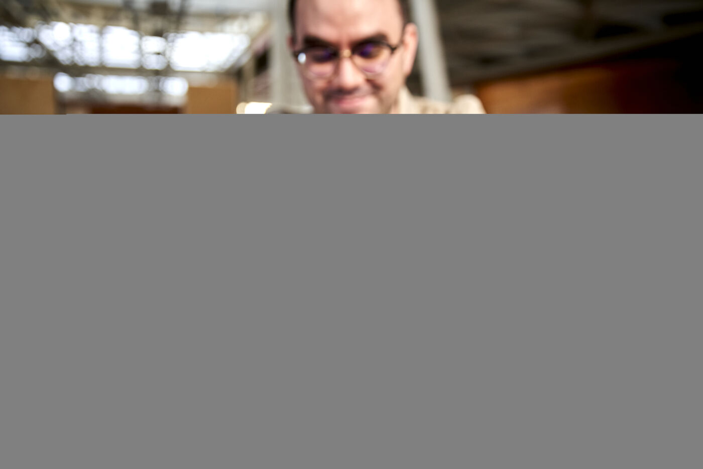 Arquitecto revisando un modelo de edificio