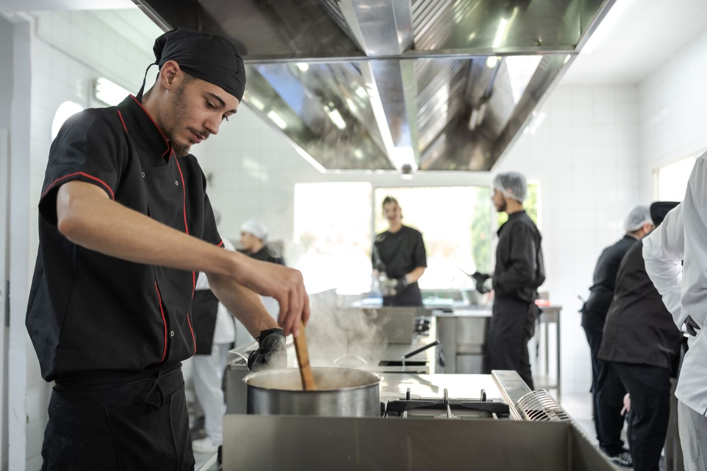 Chef préparant un plat