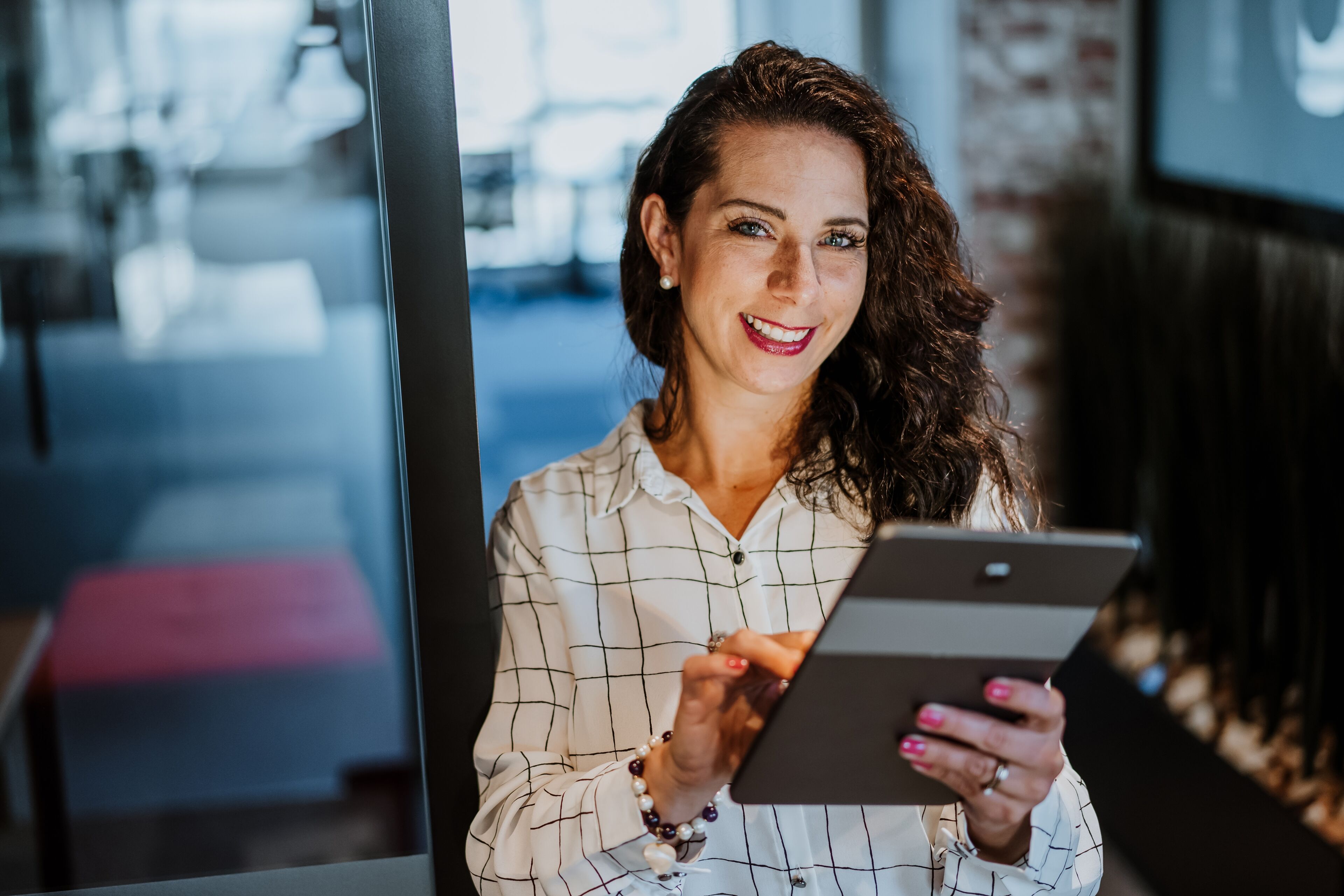 Femme professionnelle avec tablette