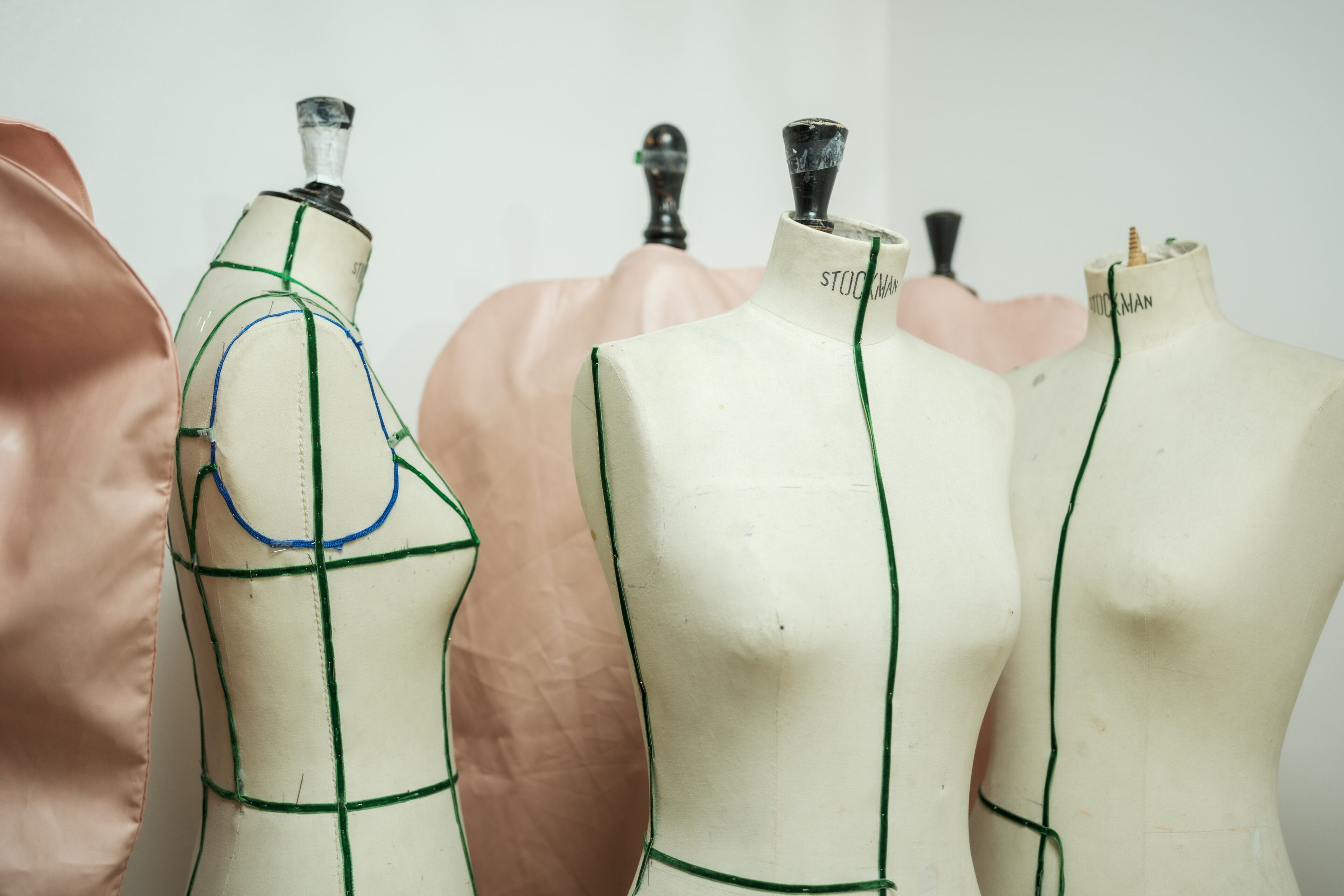 Une rangée de mannequins de couture avec des marquages de lignes directrices pour la construction de vêtements.