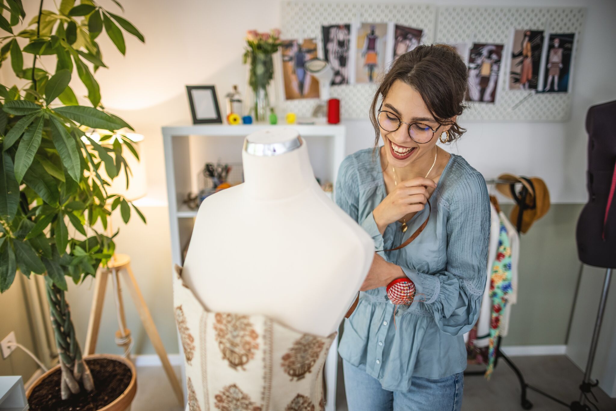 Créatrice de mode en atelier