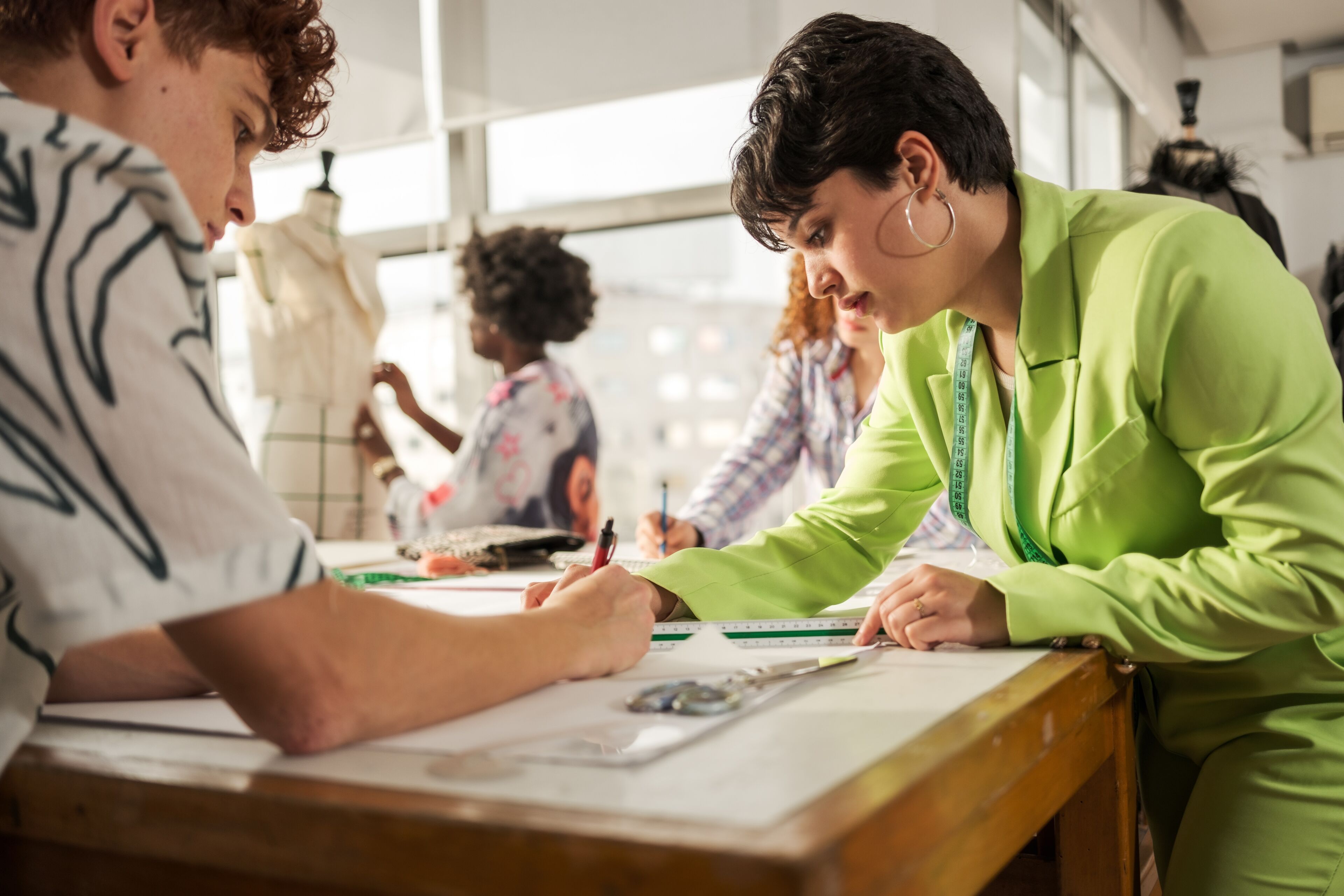 Étudiants en plein travail de conception de mode