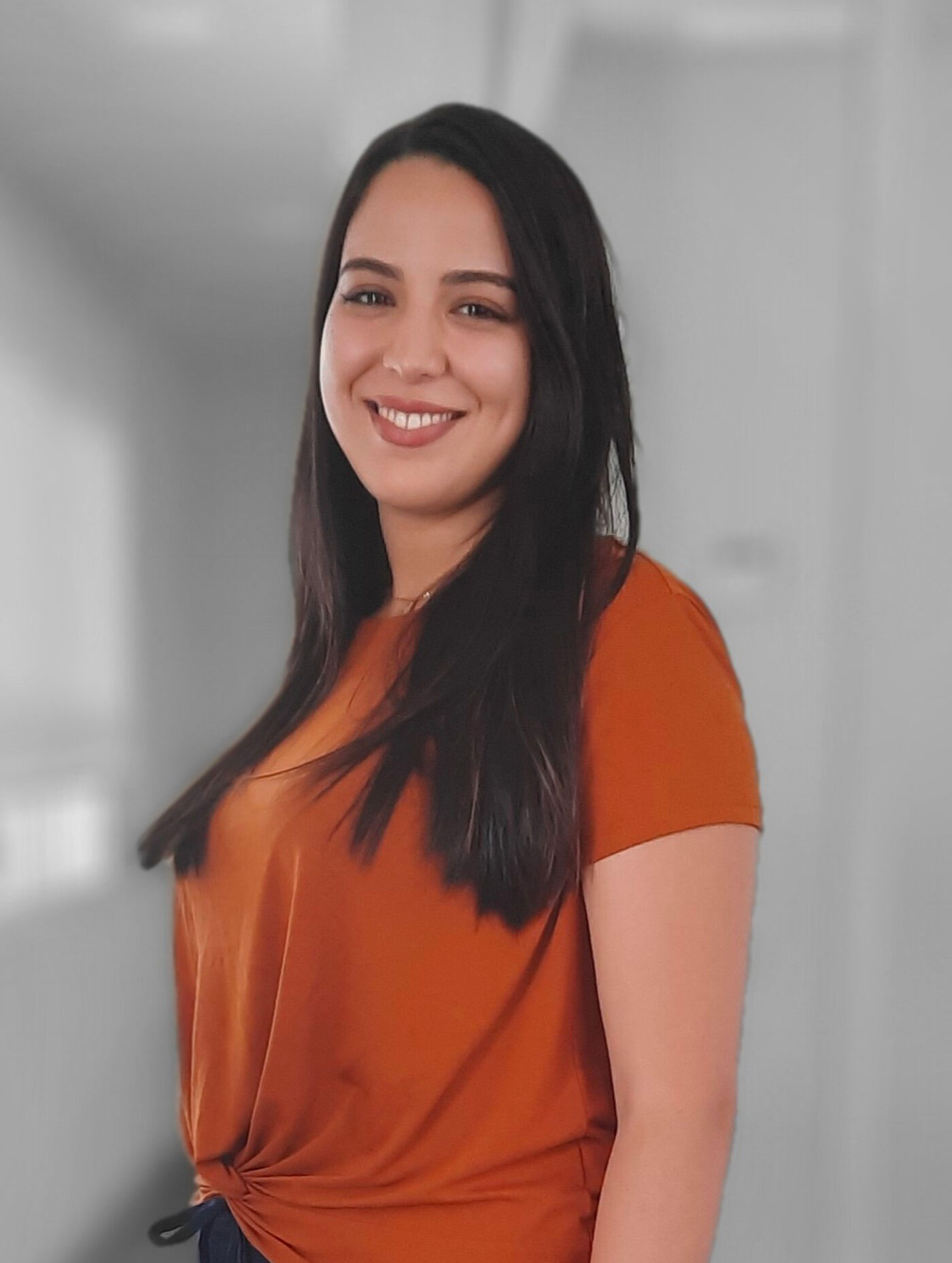 Femme souriante en blouse orange