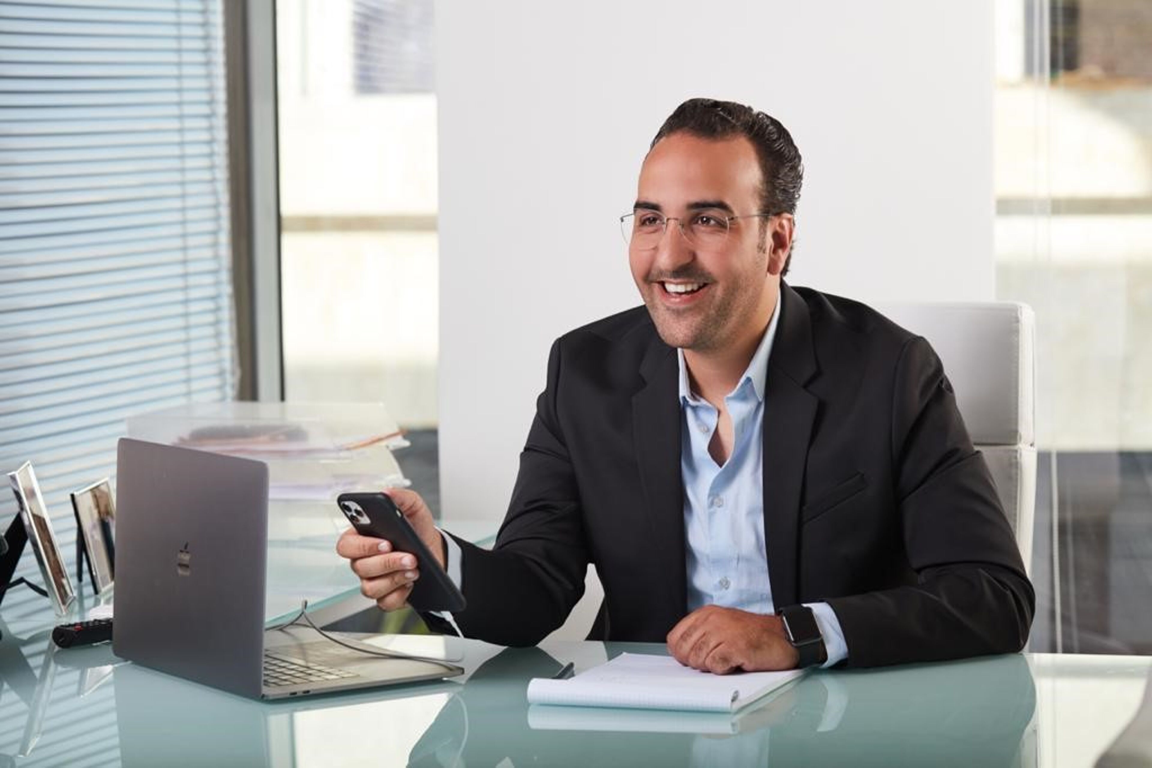 Homme d'affaires souriant au bureau