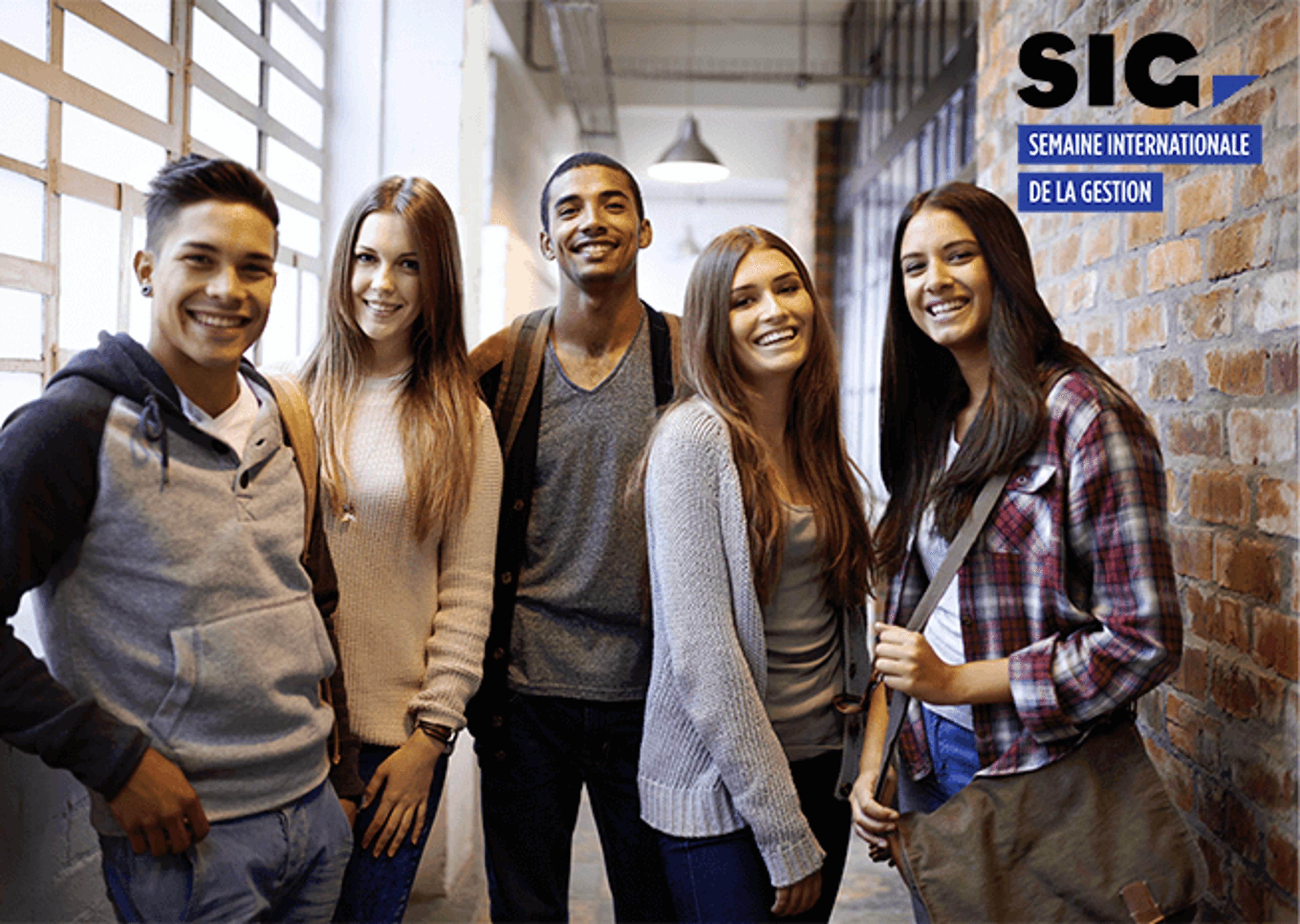  Cinq jeunes adultes souriants posent dans un couloir, avec le texte "SIC - SEMAINE INTERNATIONALE DE LA GESTION" affiché.