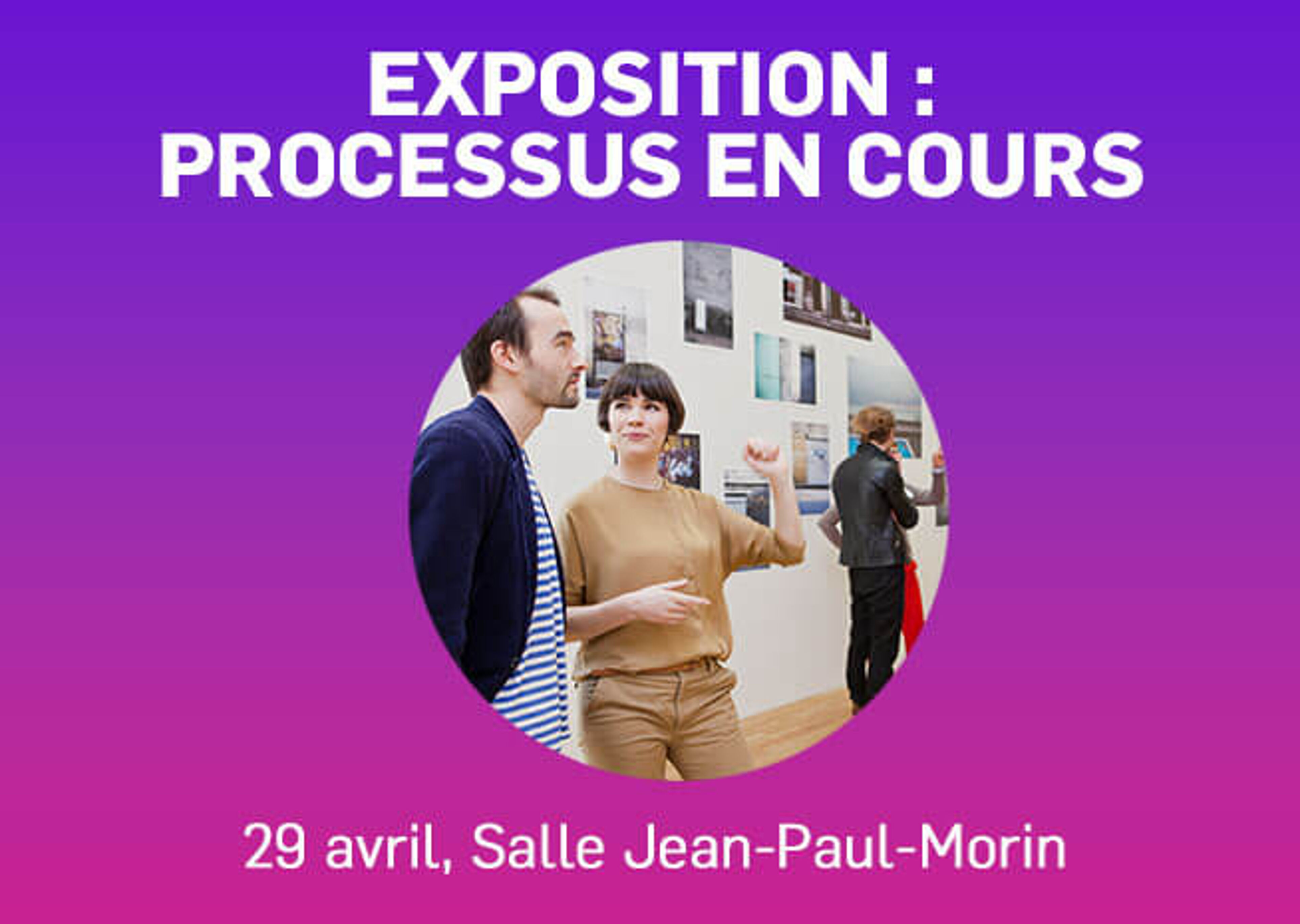Deux visiteurs interagissent avec une exposition photographique intitulée "Traitement du processus" le 29 avril à la Salle Jean-Paul-Morin.