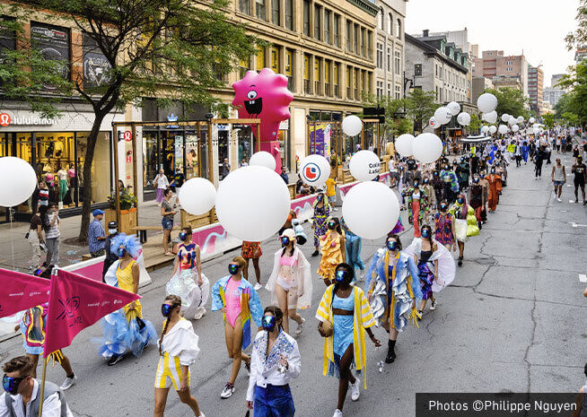 Parade de rue avec ballons géants