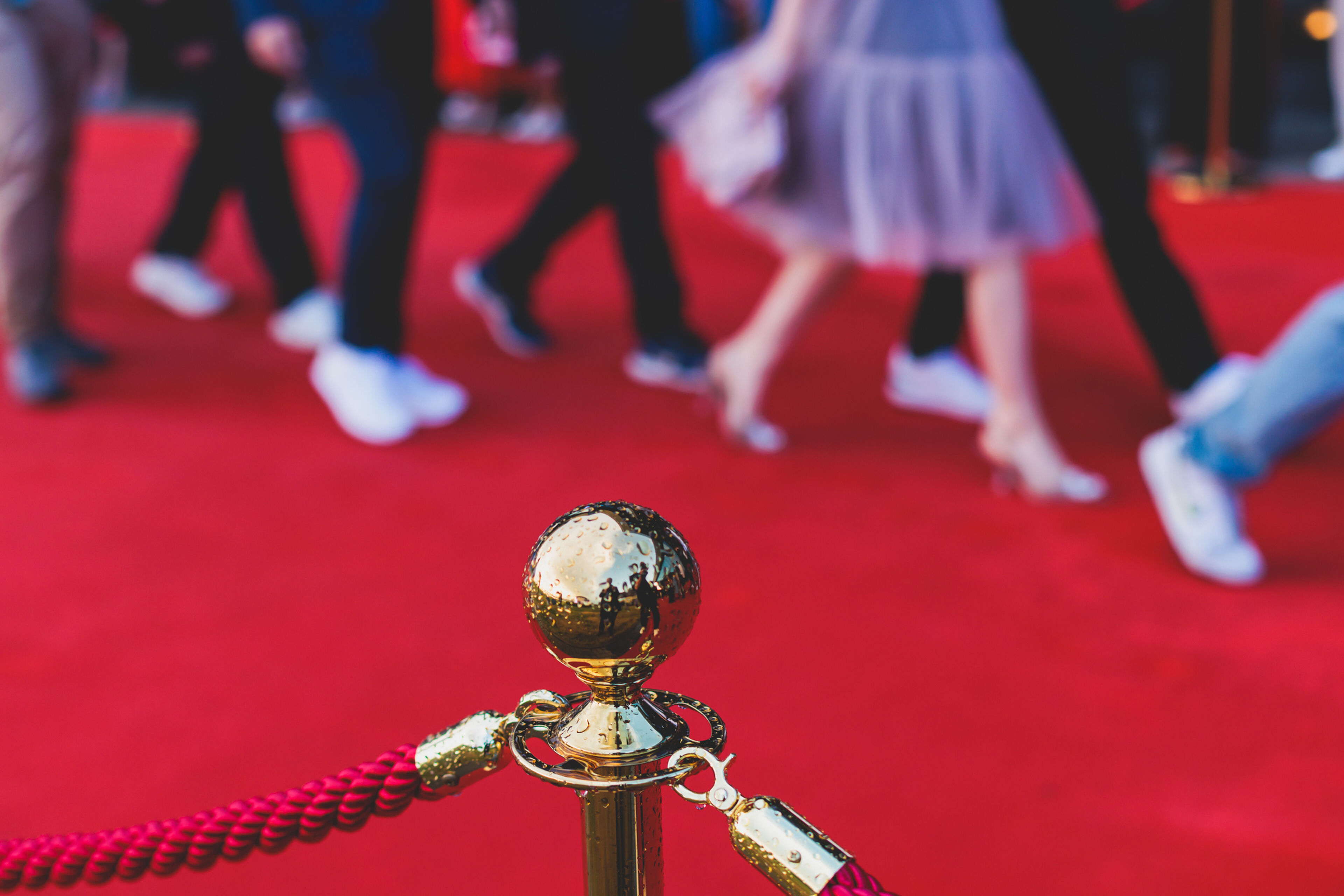 Événement tapis rouge avec invités passant la barrière cordée