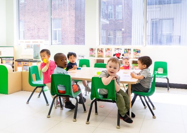 Élèves de maternelle à l'heure du goûter