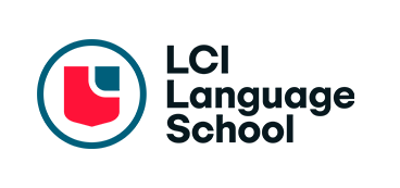 Le logo présente un bouclier stylisé rouge et bleu avec les lettres "LCI" en blanc, à côté du texte "École de Langues" en noir sur fond transparent.