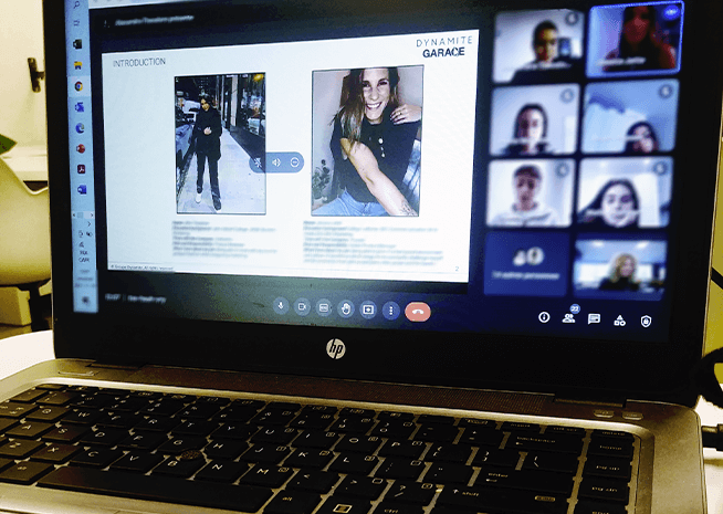 Un écran d'ordinateur affiche une session de classe virtuelle avec les visages des élèves, soulignant la dynamique de l'apprentissage en ligne.