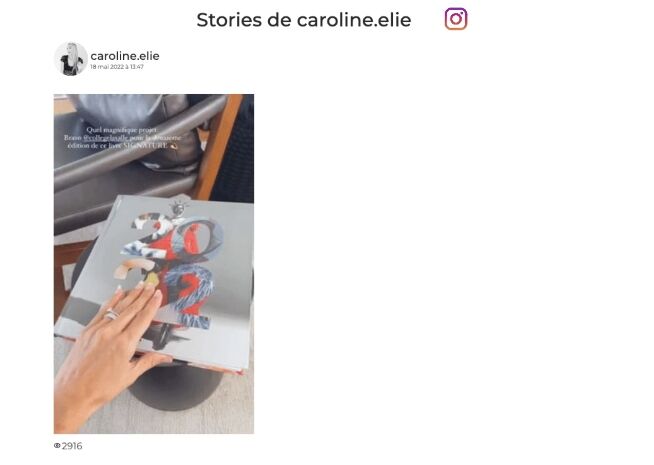 Main feuilletant un magazine