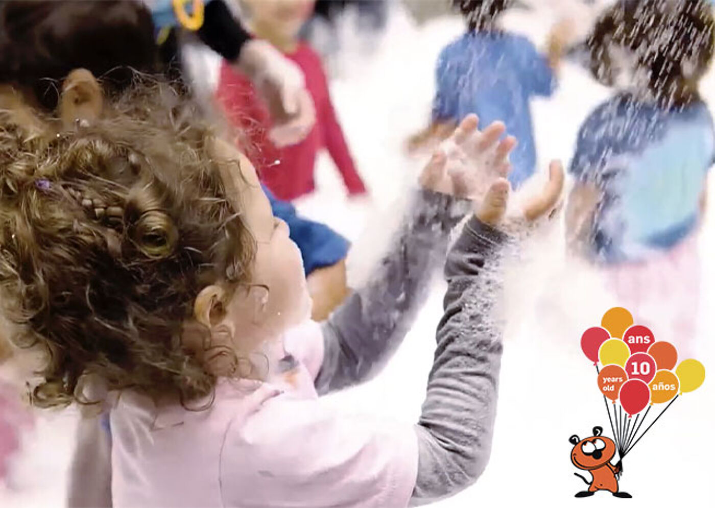 Enfants jouant avec des bulles