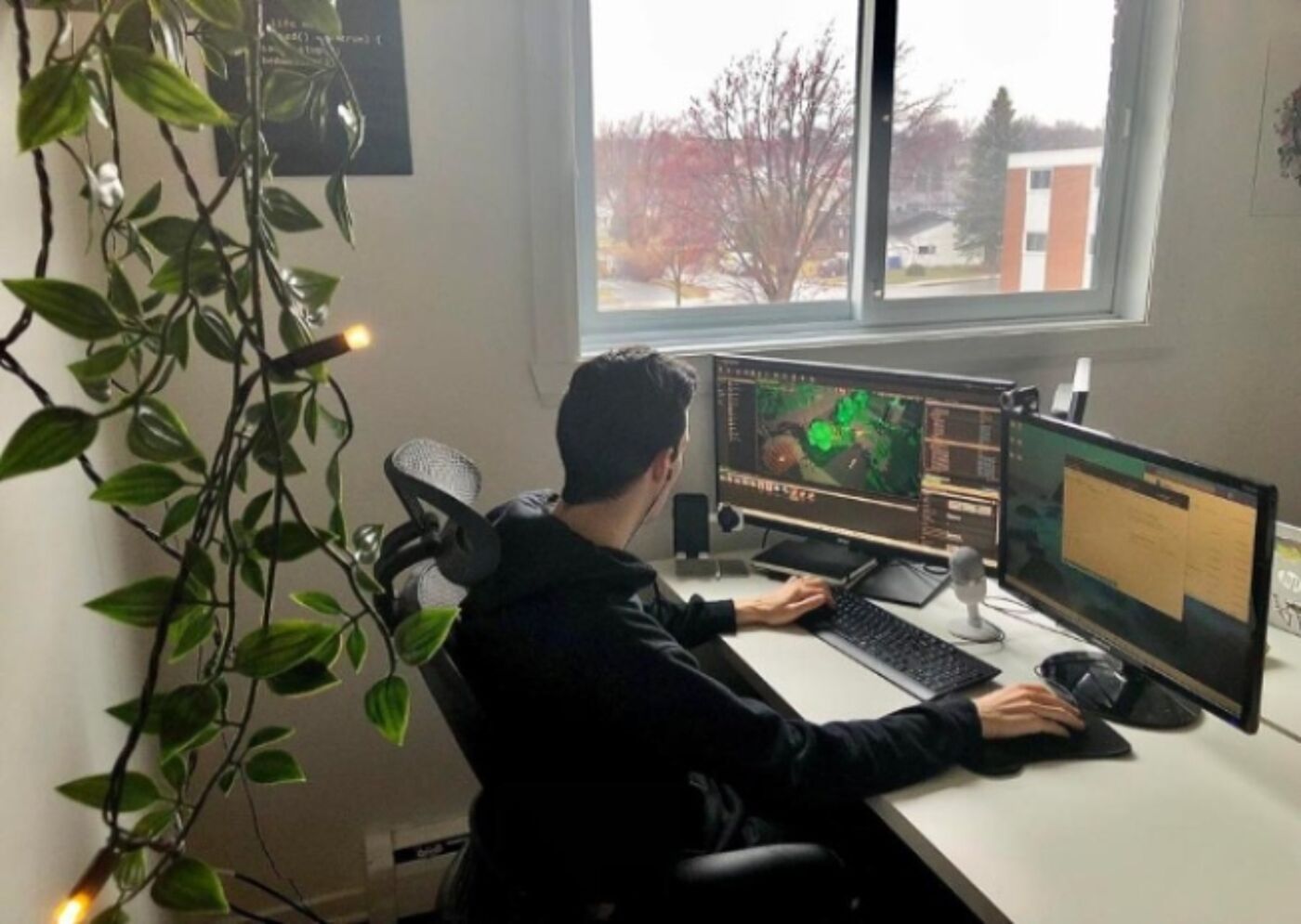Programmeur Concentré au Travail