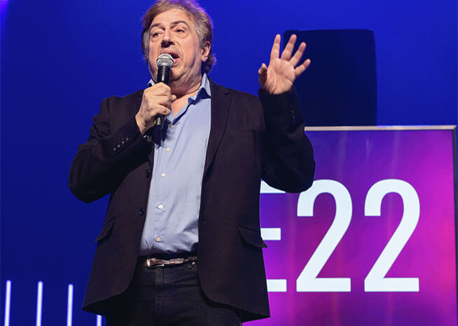 Homme faisant un discours lors d'un événement Homme faisant un discours lors d'un événement