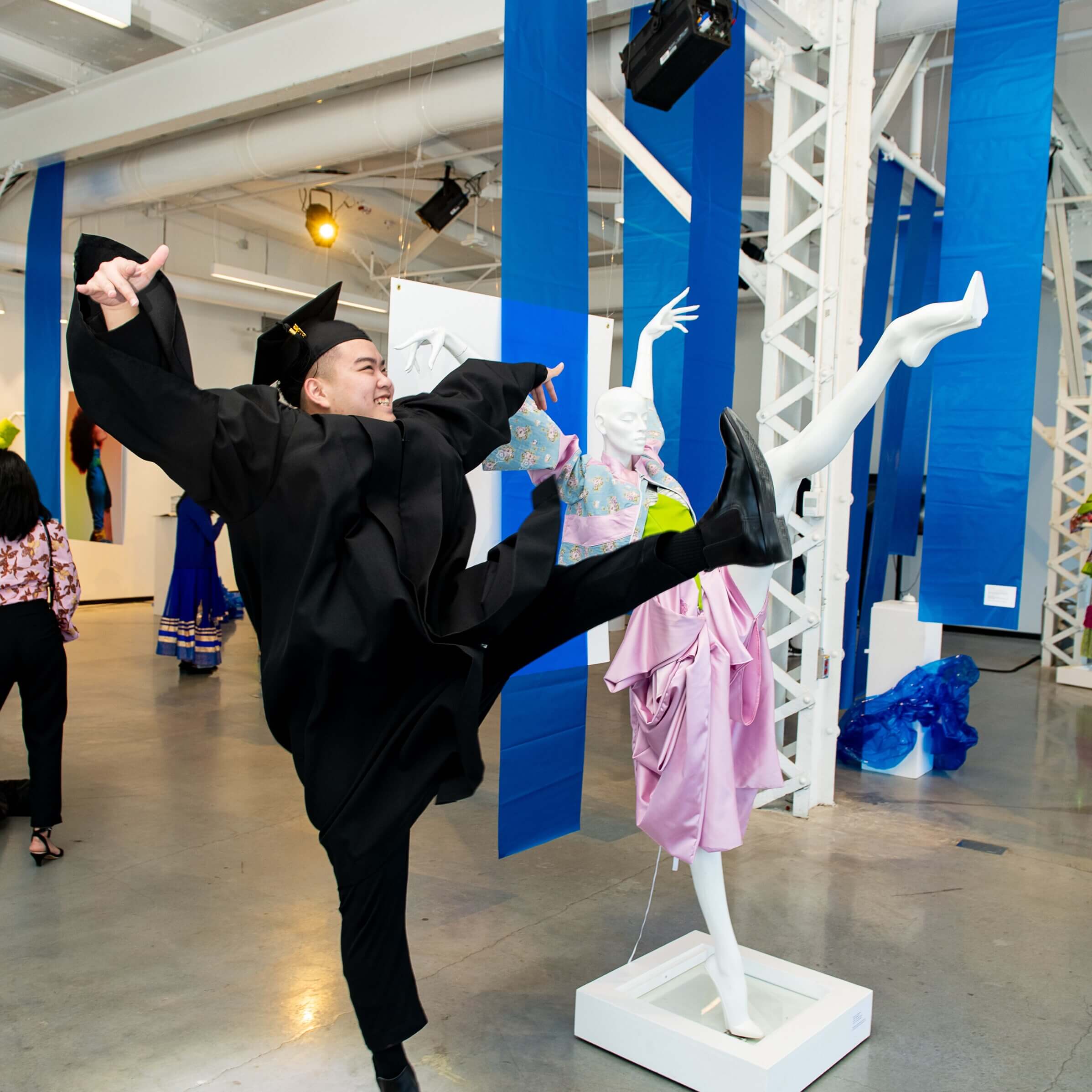 Diplômé célébrant dans une exposition d'art