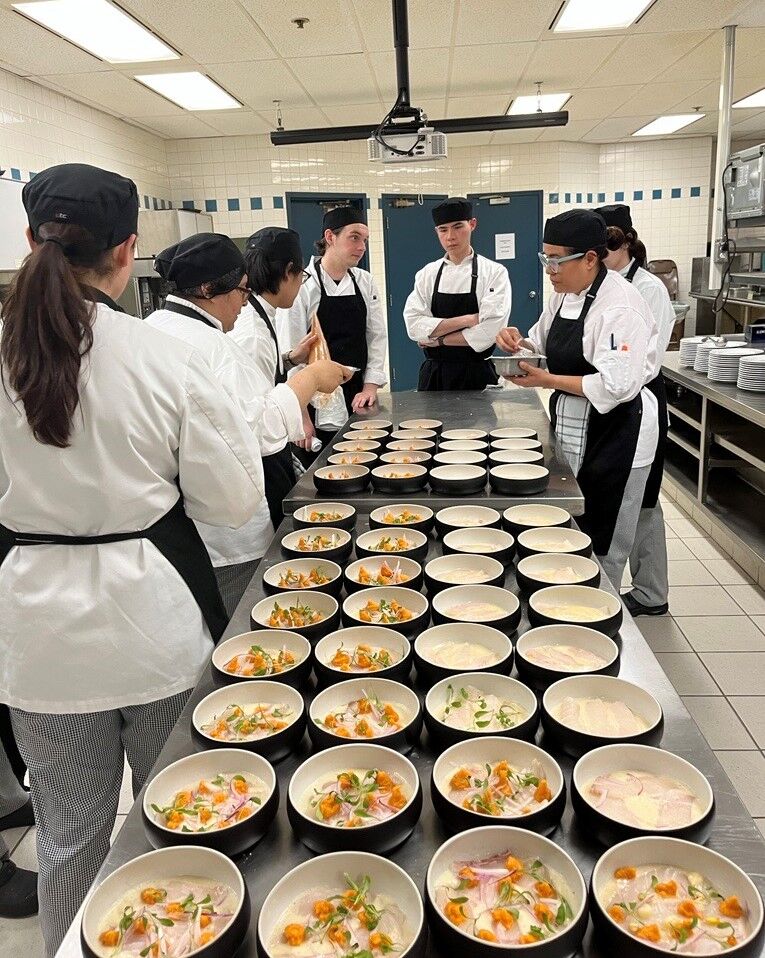 Personnel de Cuisine Préparant des Plats