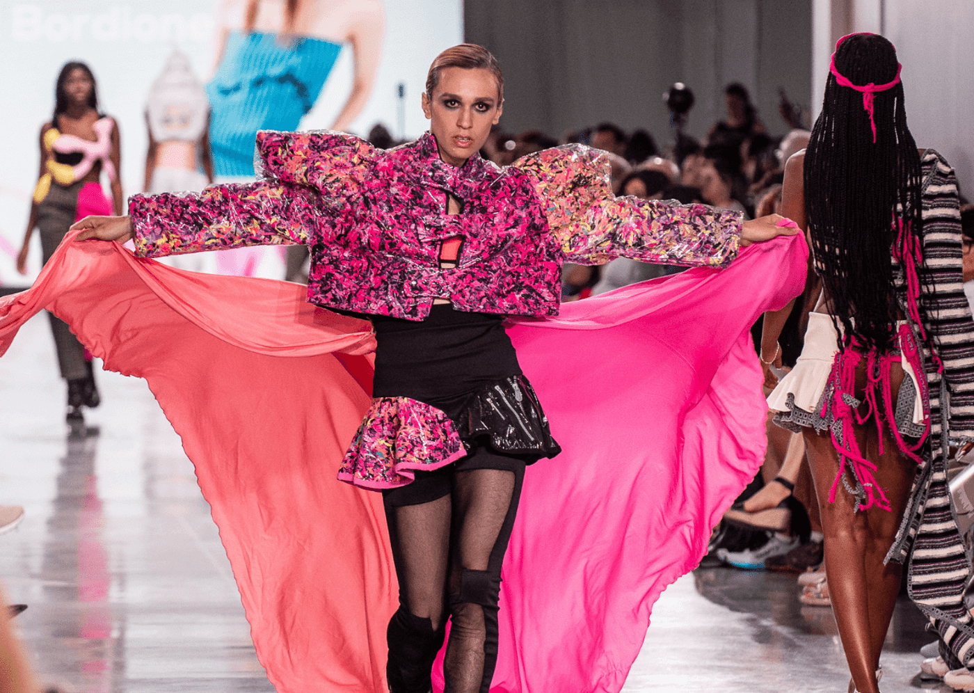 Extravagance de défilé de mode