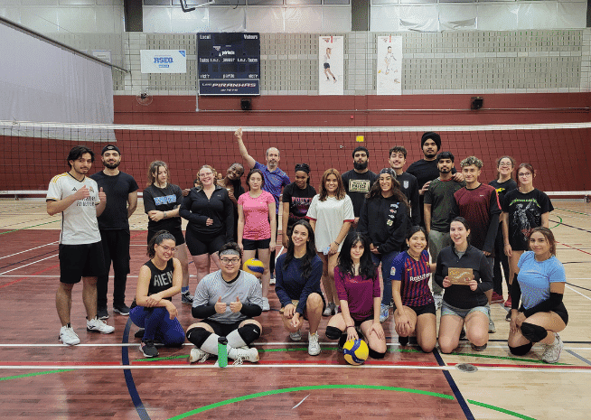 Photo d'équipe de volley-ball dans un gymnase Photo d'équipe de volley-ball dans un gymnase