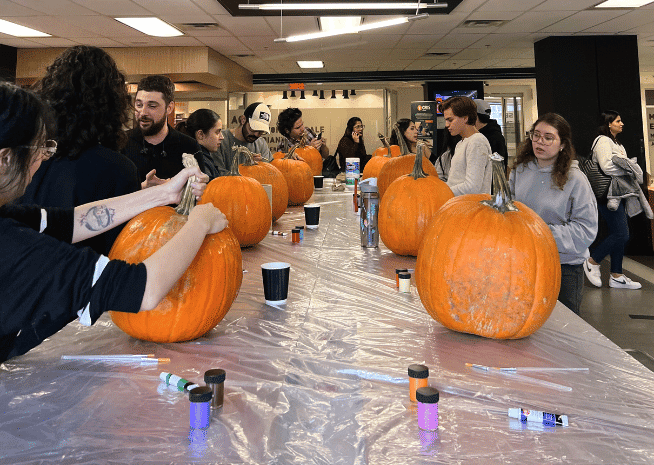 Atelier de décoration de citrouilles dans une école