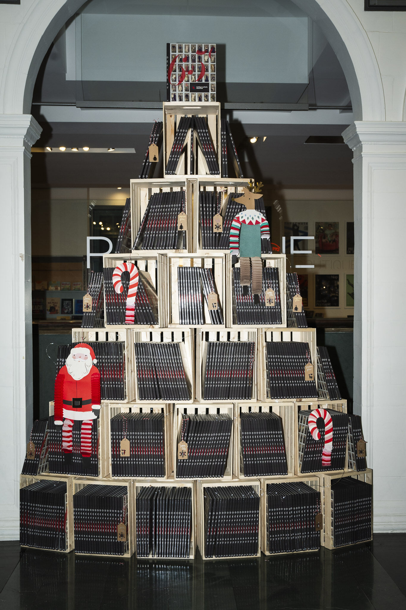 Présentation de livres en forme de pyramide sur le thème des fêtes