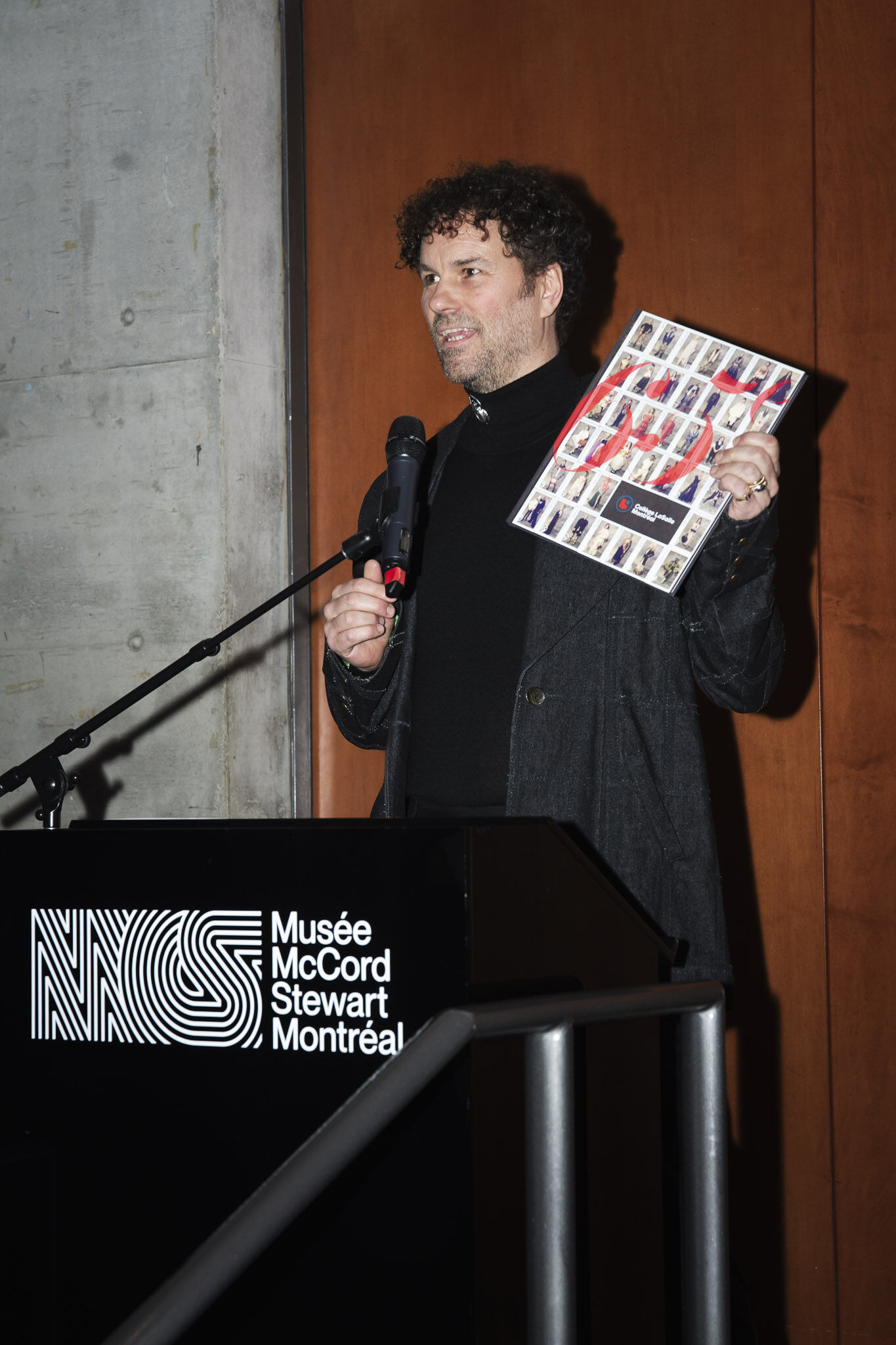 Conférencier présentant un album photo au Musée McCord Stewart