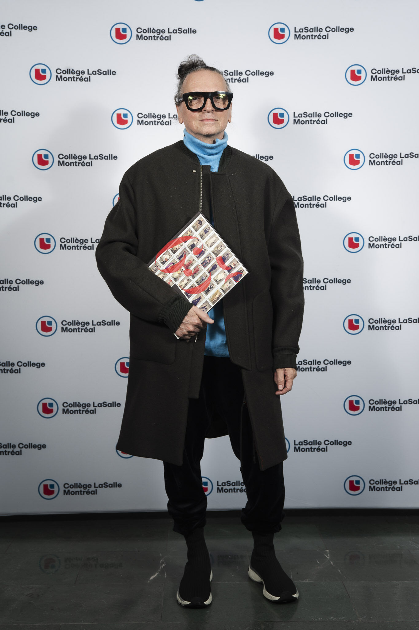 Personne tenant un album photo au Collège LaSalle Montréal