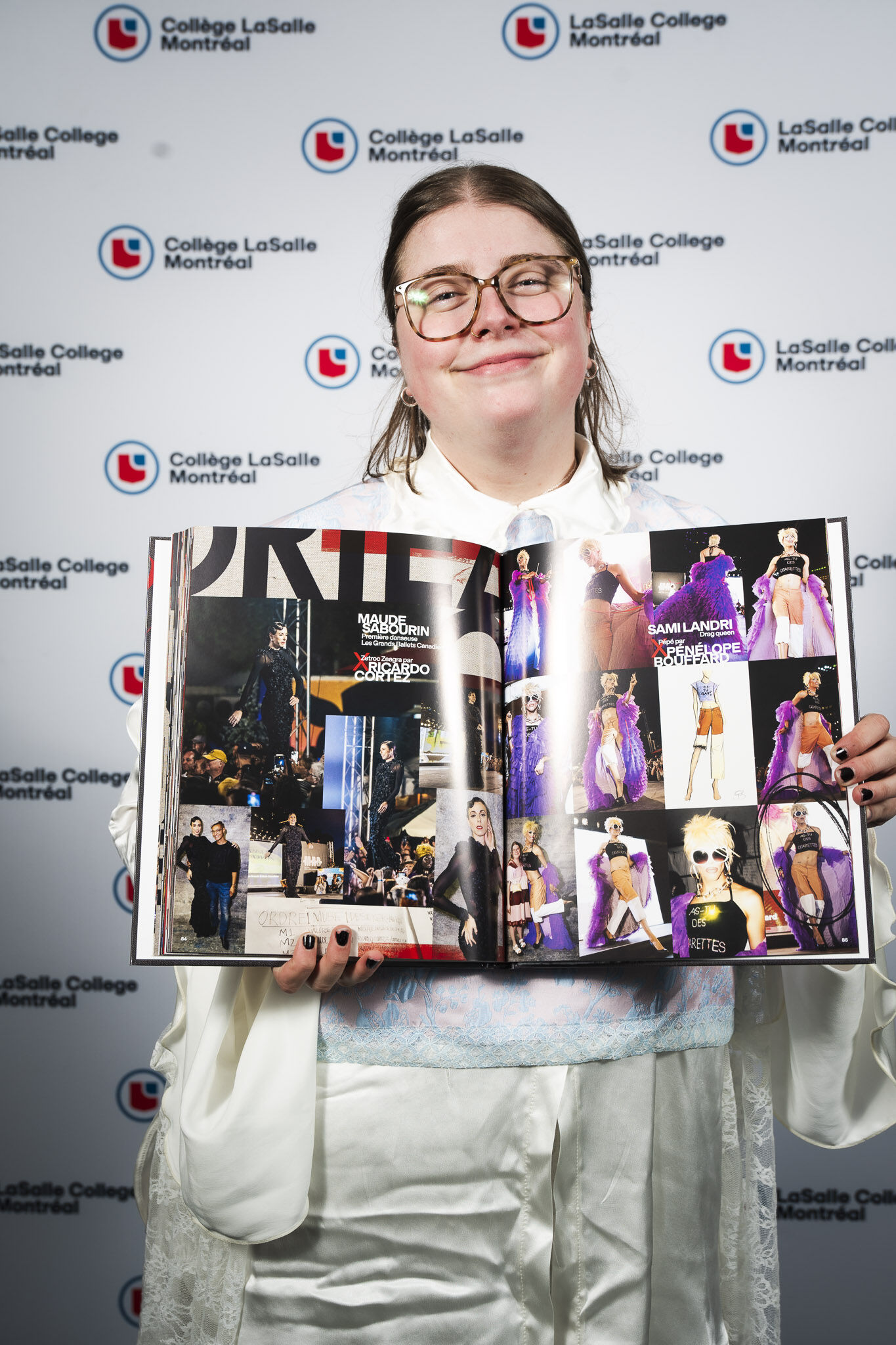 Femme présentant un album photo sur le thème de la mode