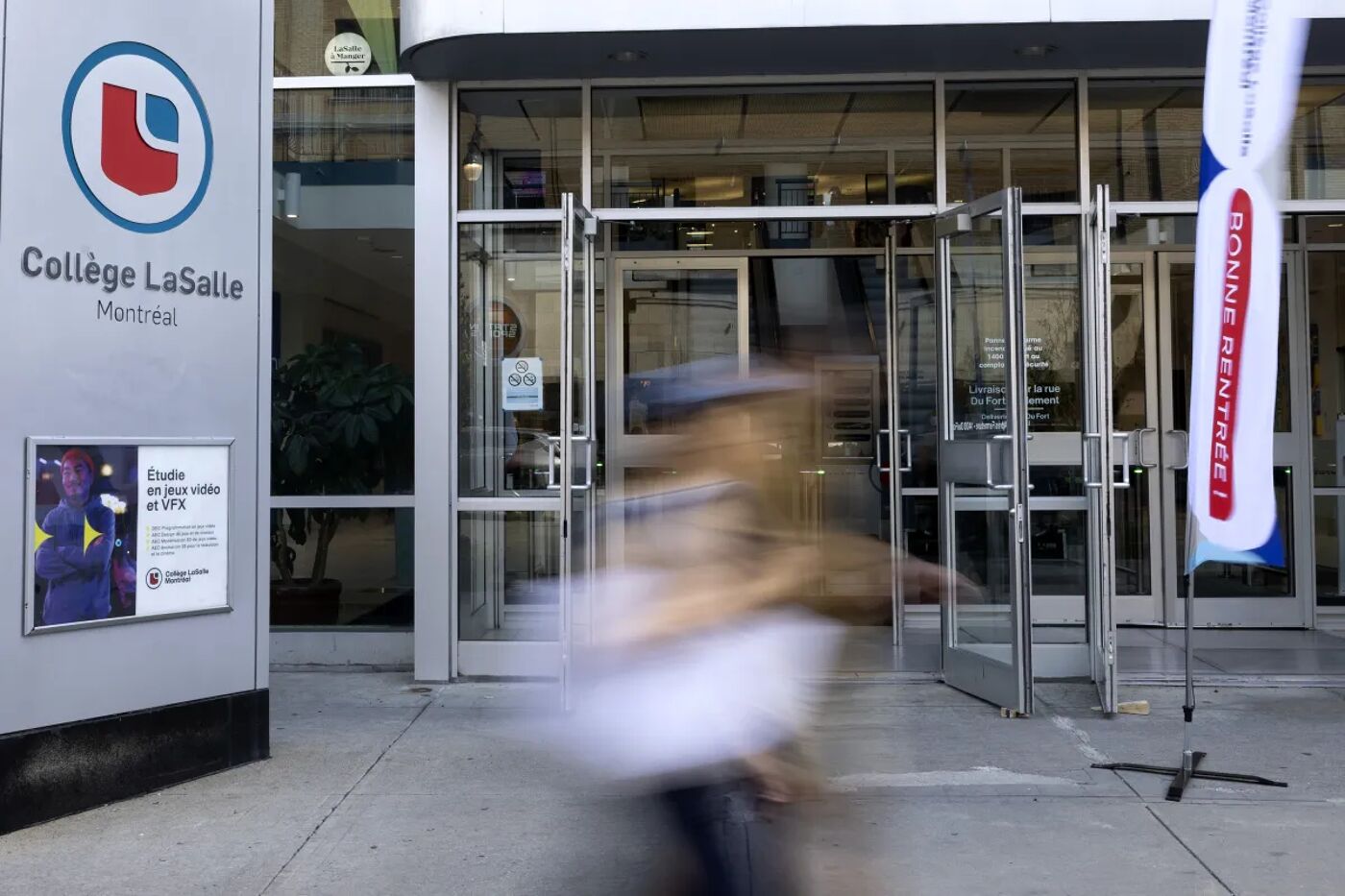 The image shows the entrance of Collège LaSalle in Montreal, with a sign that reads "Bonne rentrée!". The doors are open and people are entering and exiting.