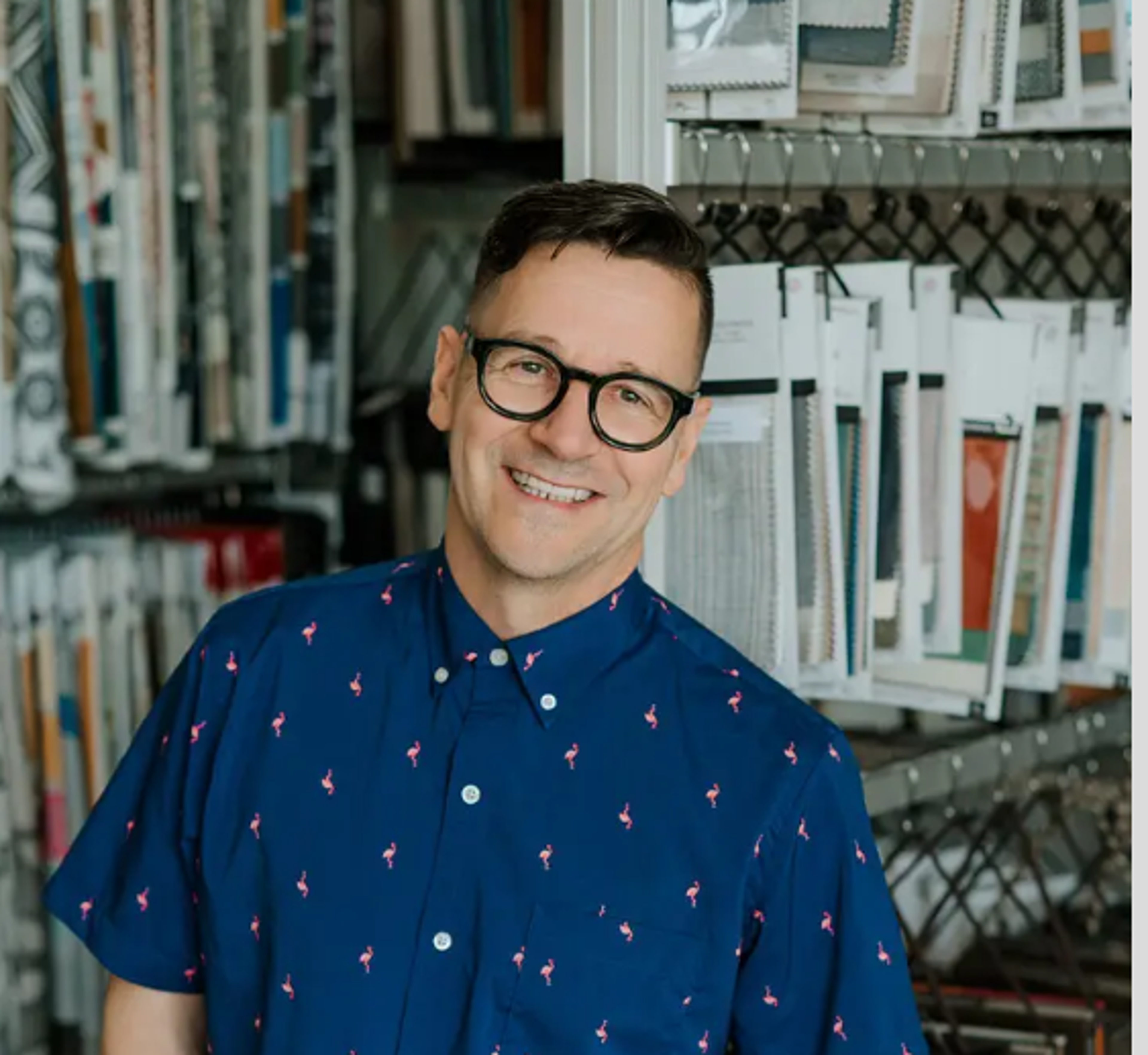 Homme souriant dans une librairie