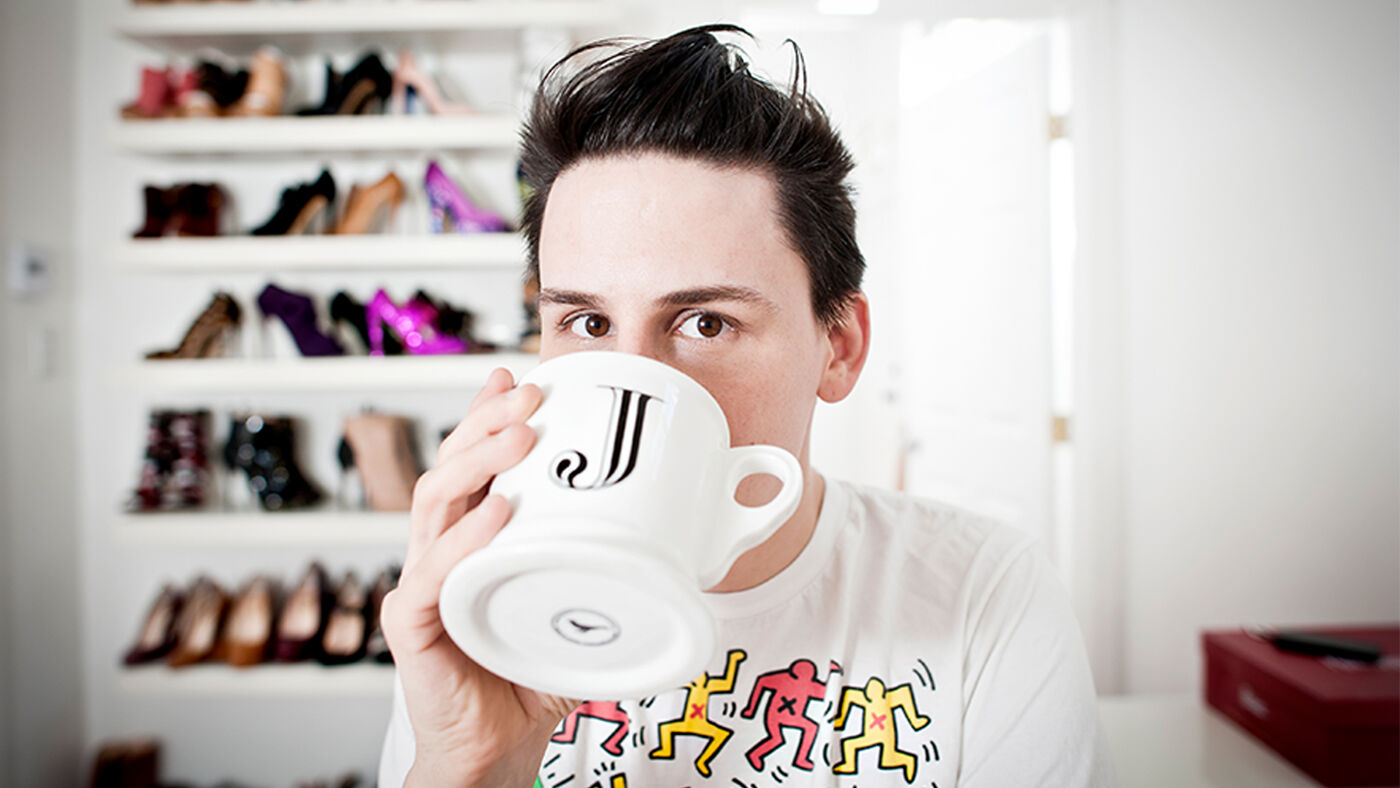 Homme avec une tasse de café originale