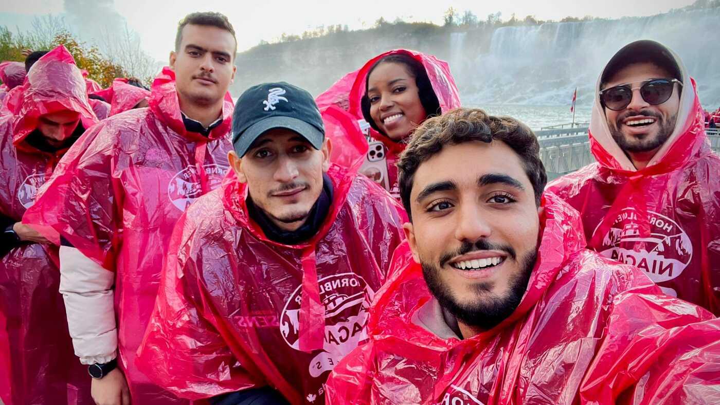 Groupe aux Chutes du Niagara en Ponchos Rouges