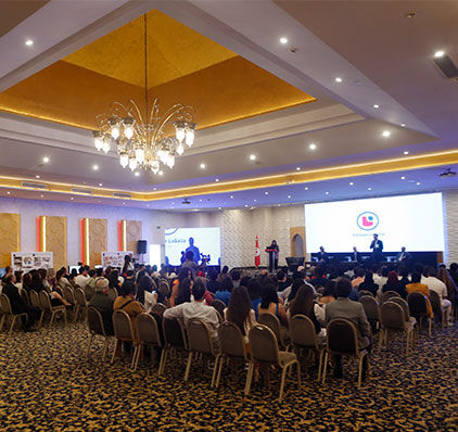 Conférence d'affaires dans une grande salle Conférence d'affaires dans une grande salle
