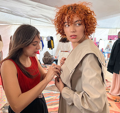 Ajustement de costume en coulisses Ajustement de costume en coulisses