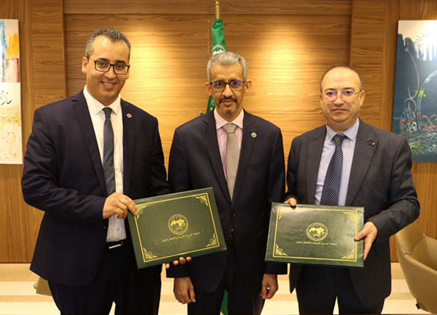 Trois hommes présentant des certificats