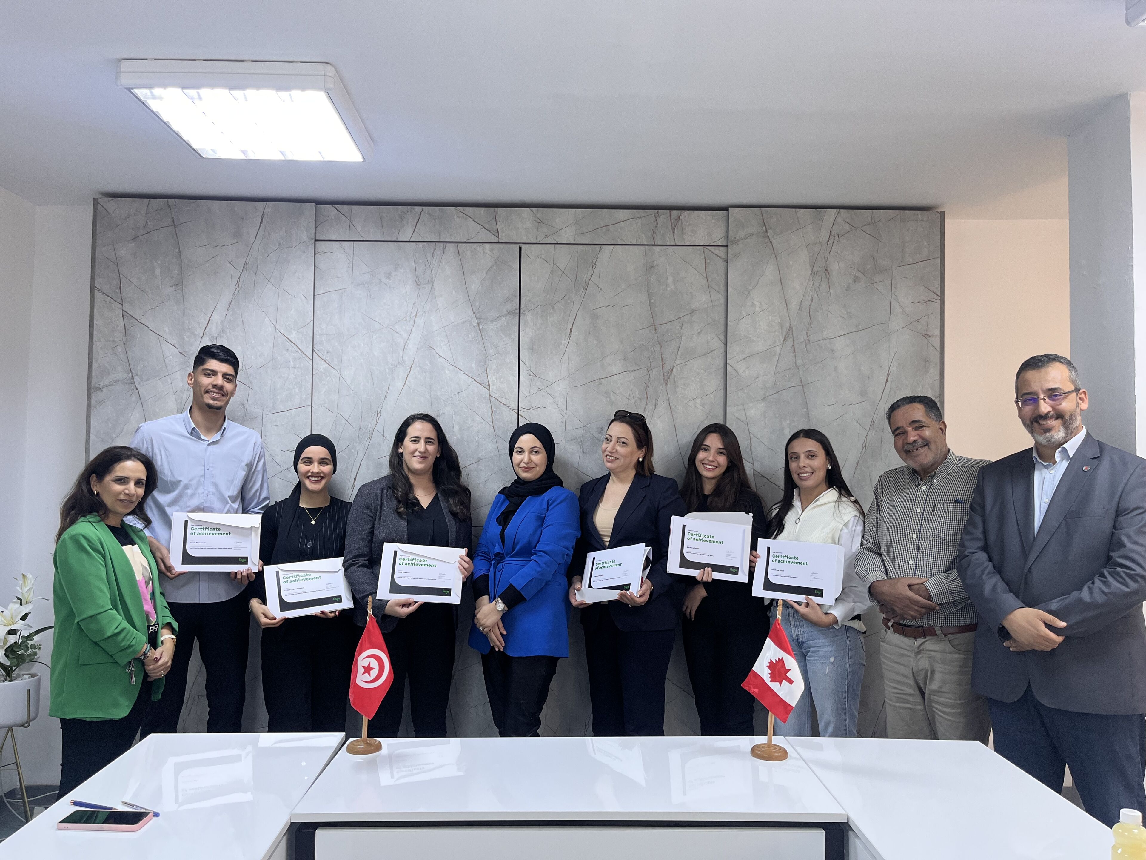 Cérémonie de remise de certificats avec les drapeaux tunisien et canadien