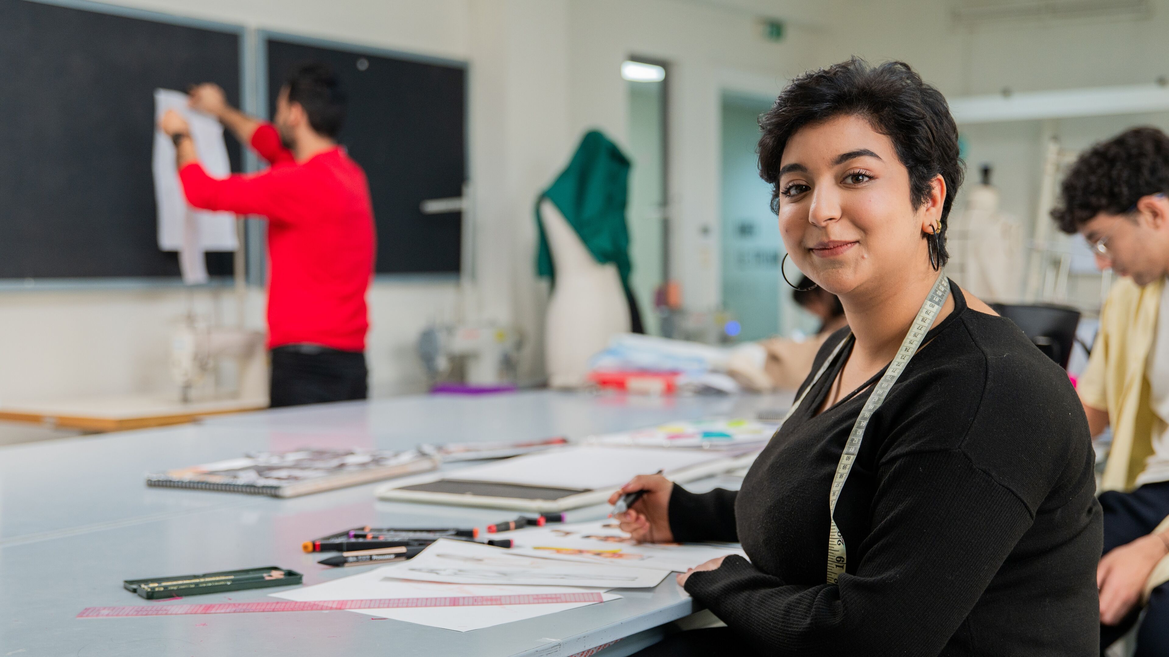 Étudiante en design de mode en classe