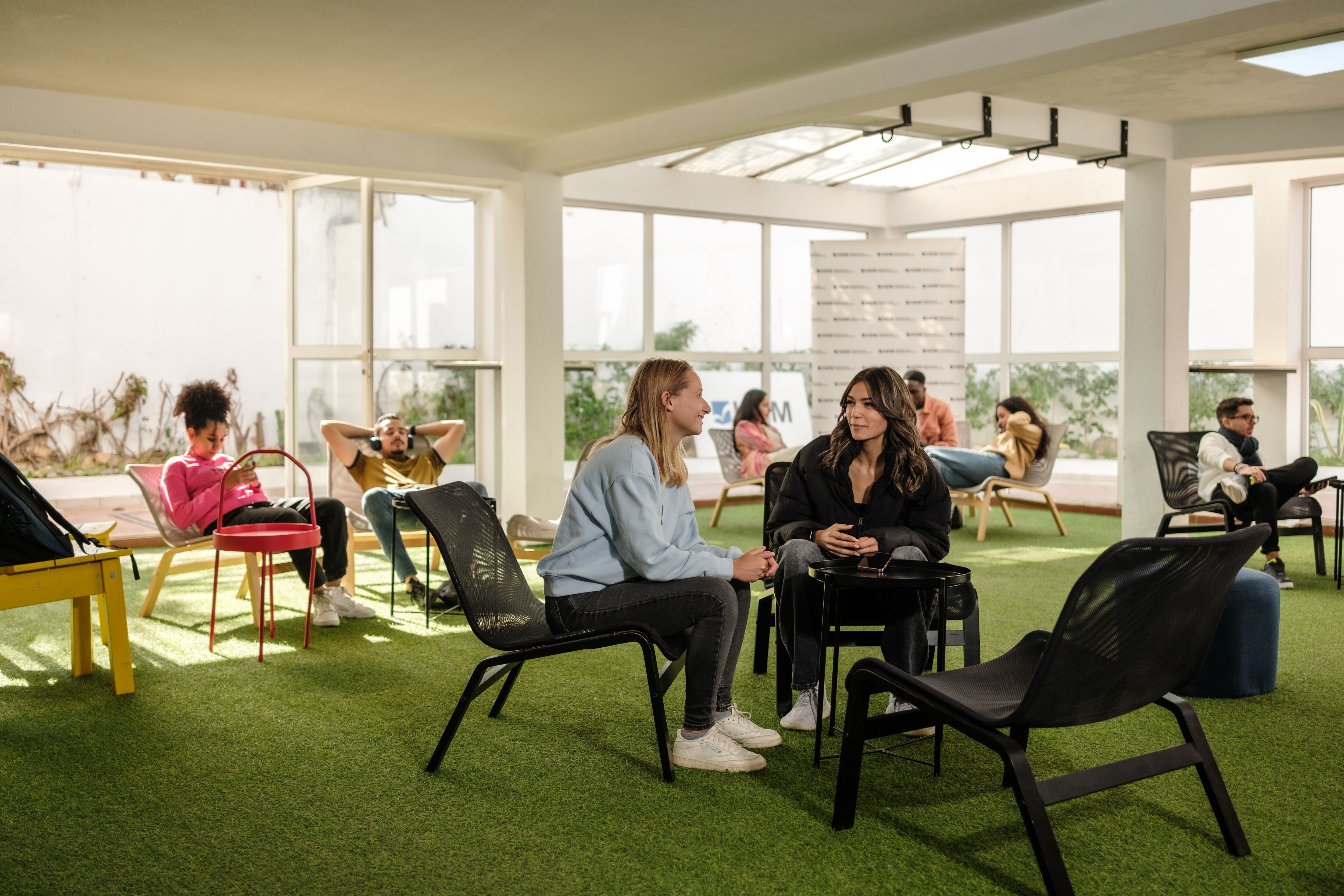 Étudiants dans le lounge du campus HEM