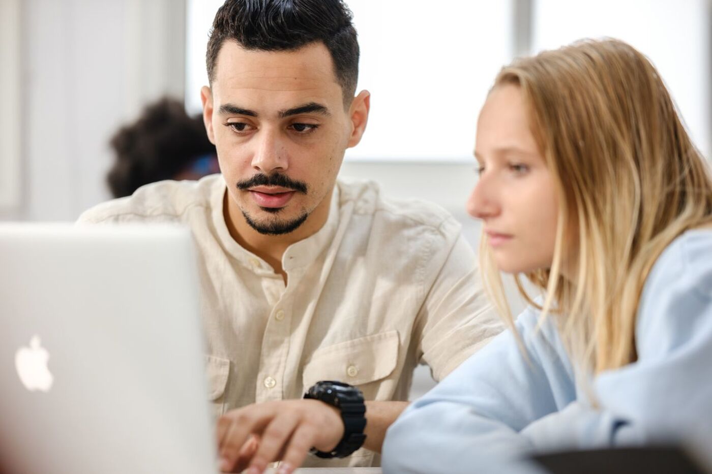 Deux collègues collaborant sur un ordinateur portable