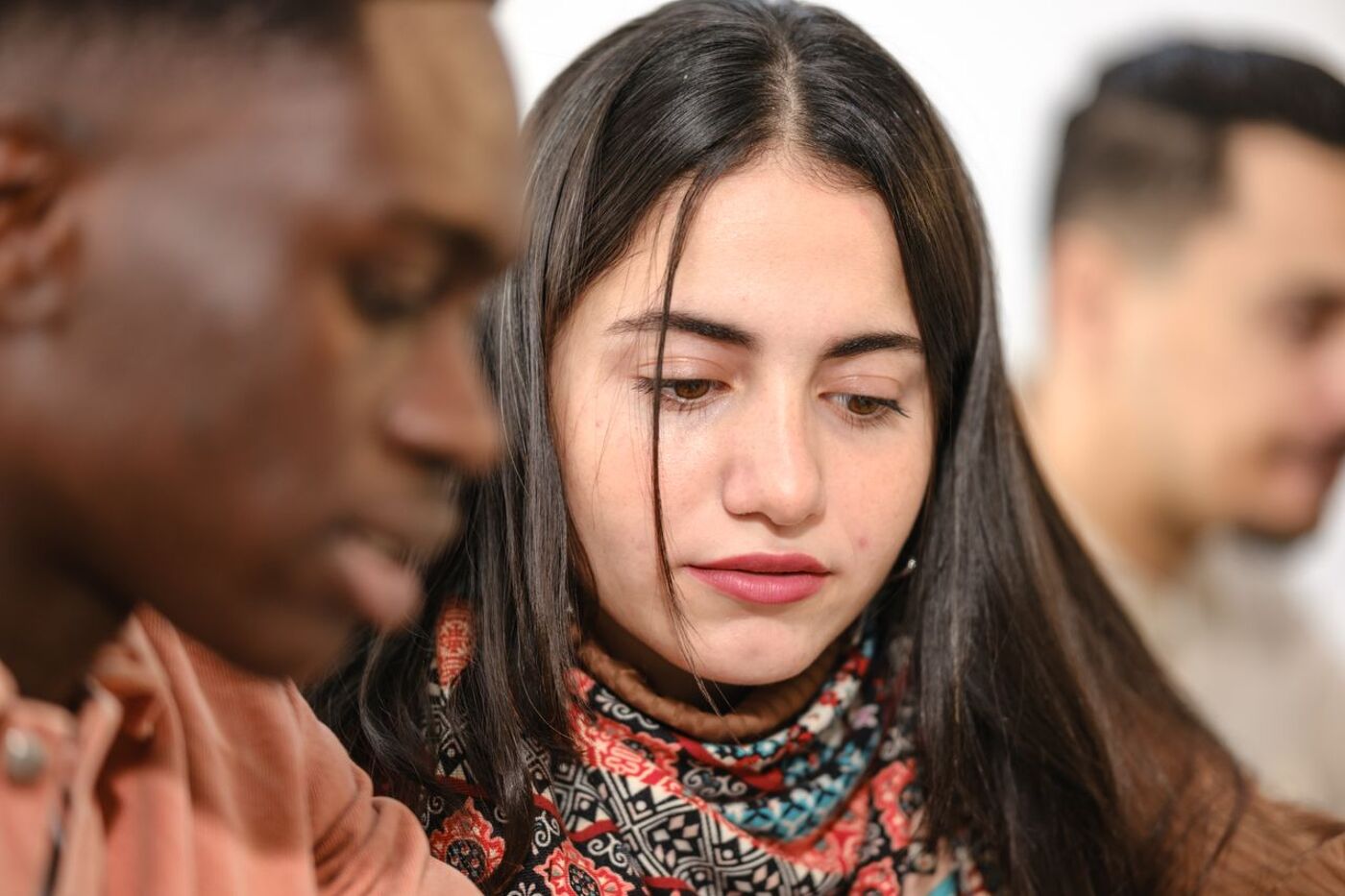 Jeune femme concentrée dans un cadre de groupe