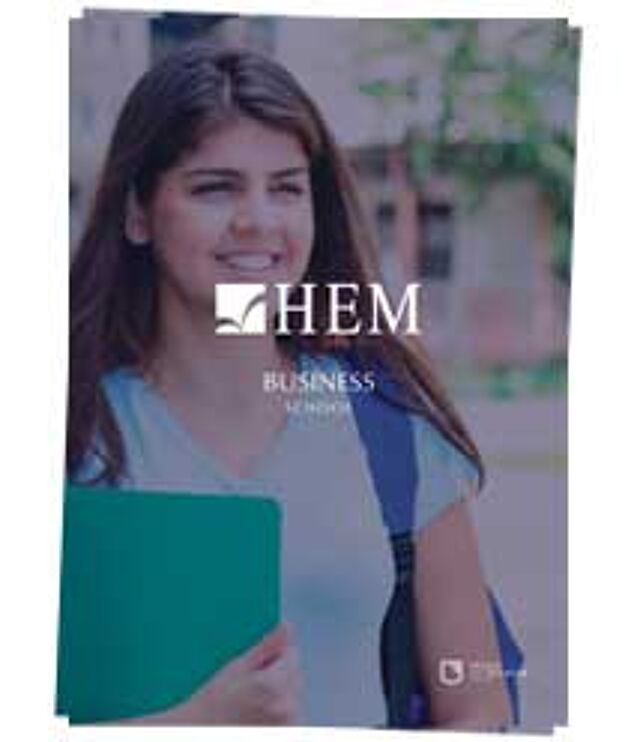 Une jeune étudiante souriante à la caméra, tenant un cahier et portant un cordon, probablement sur un campus.