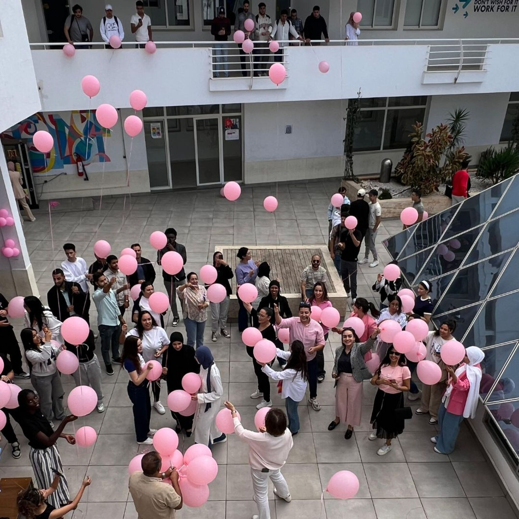 Lâcher de ballons roses pour la sensibilisation au cancer du sein