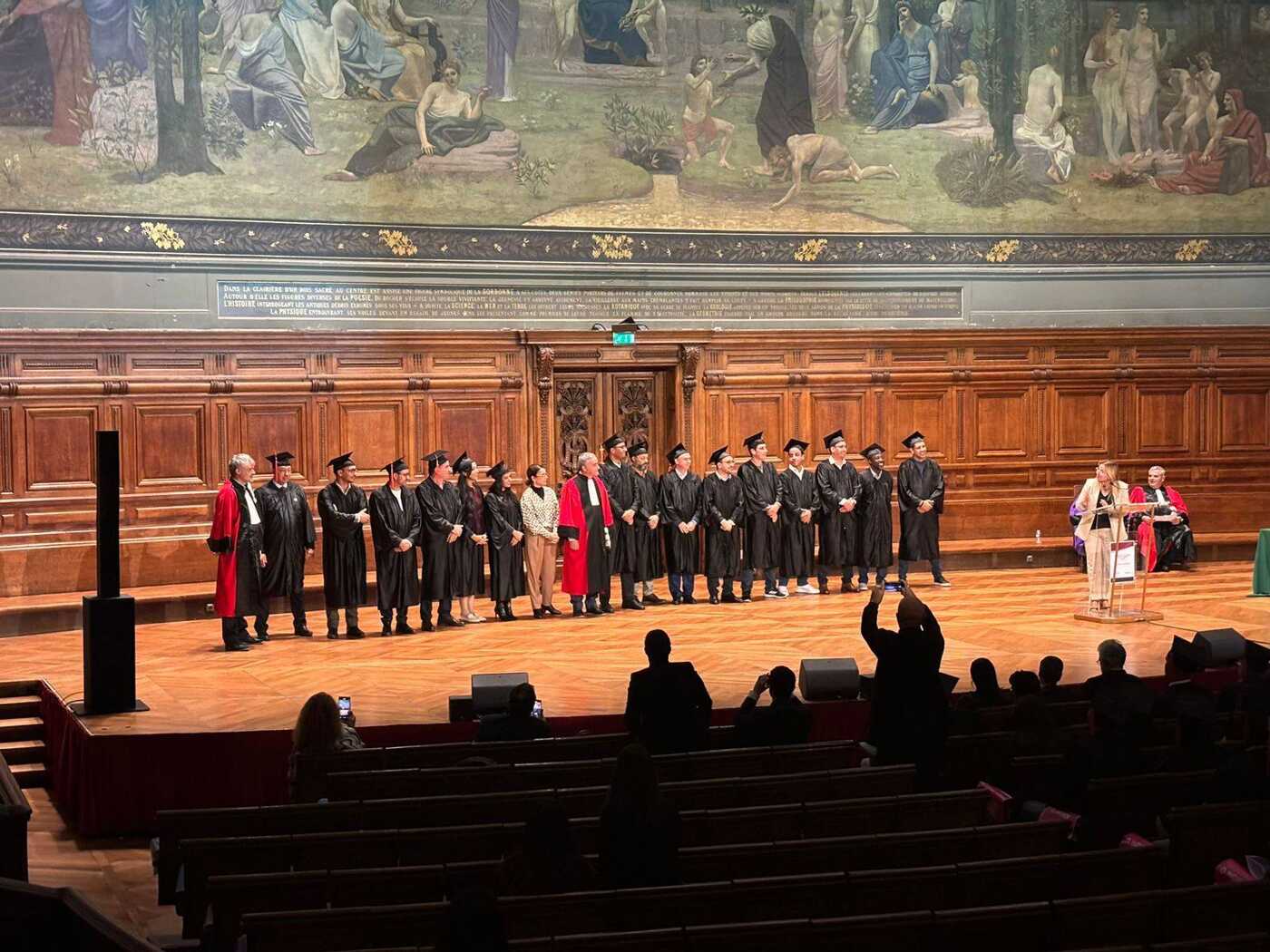  Cérémonie de remise des diplômes dans un auditorium historique