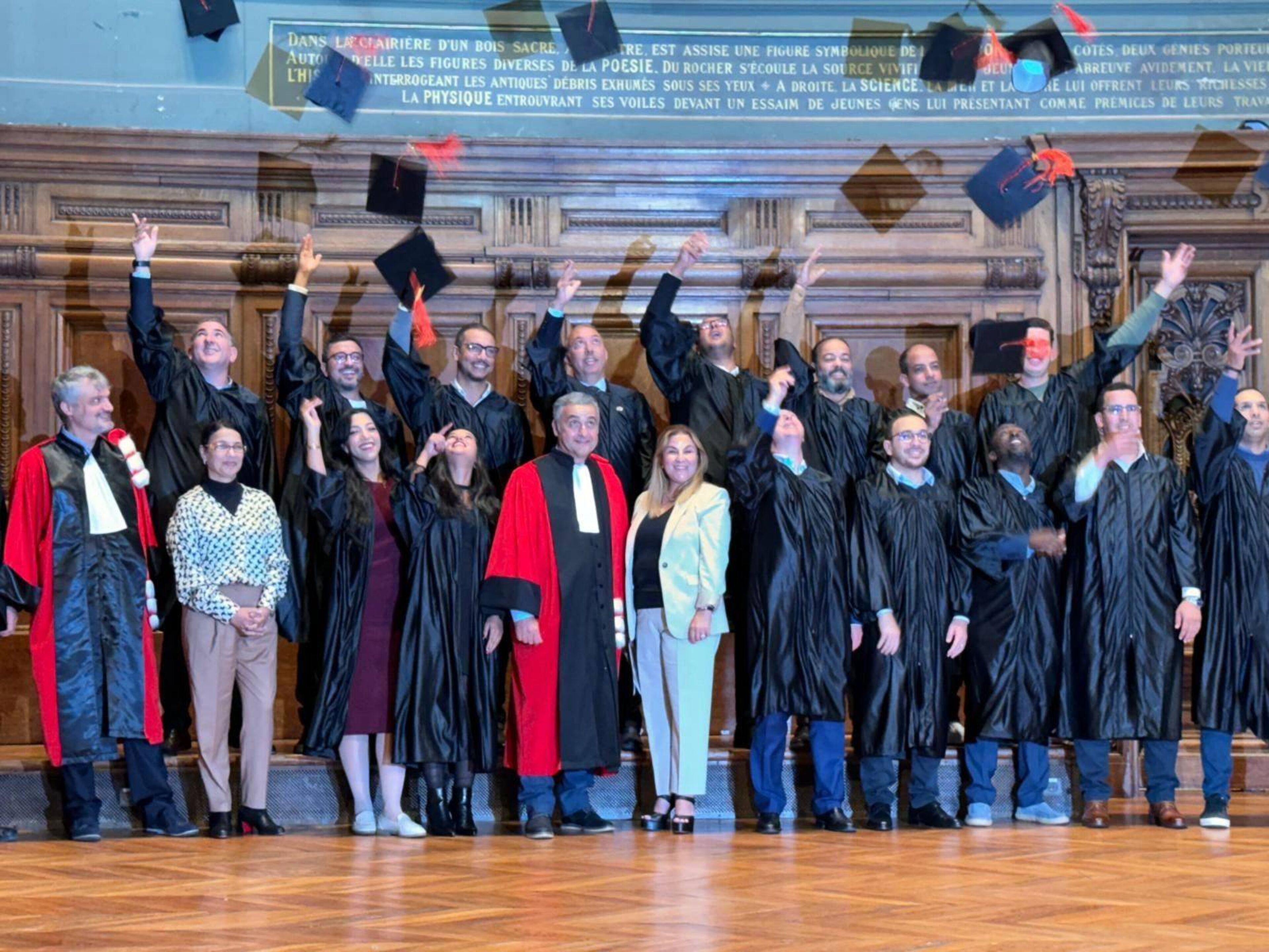 Célébration de la cérémonie de remise des diplômes avec lancer de chapeaux