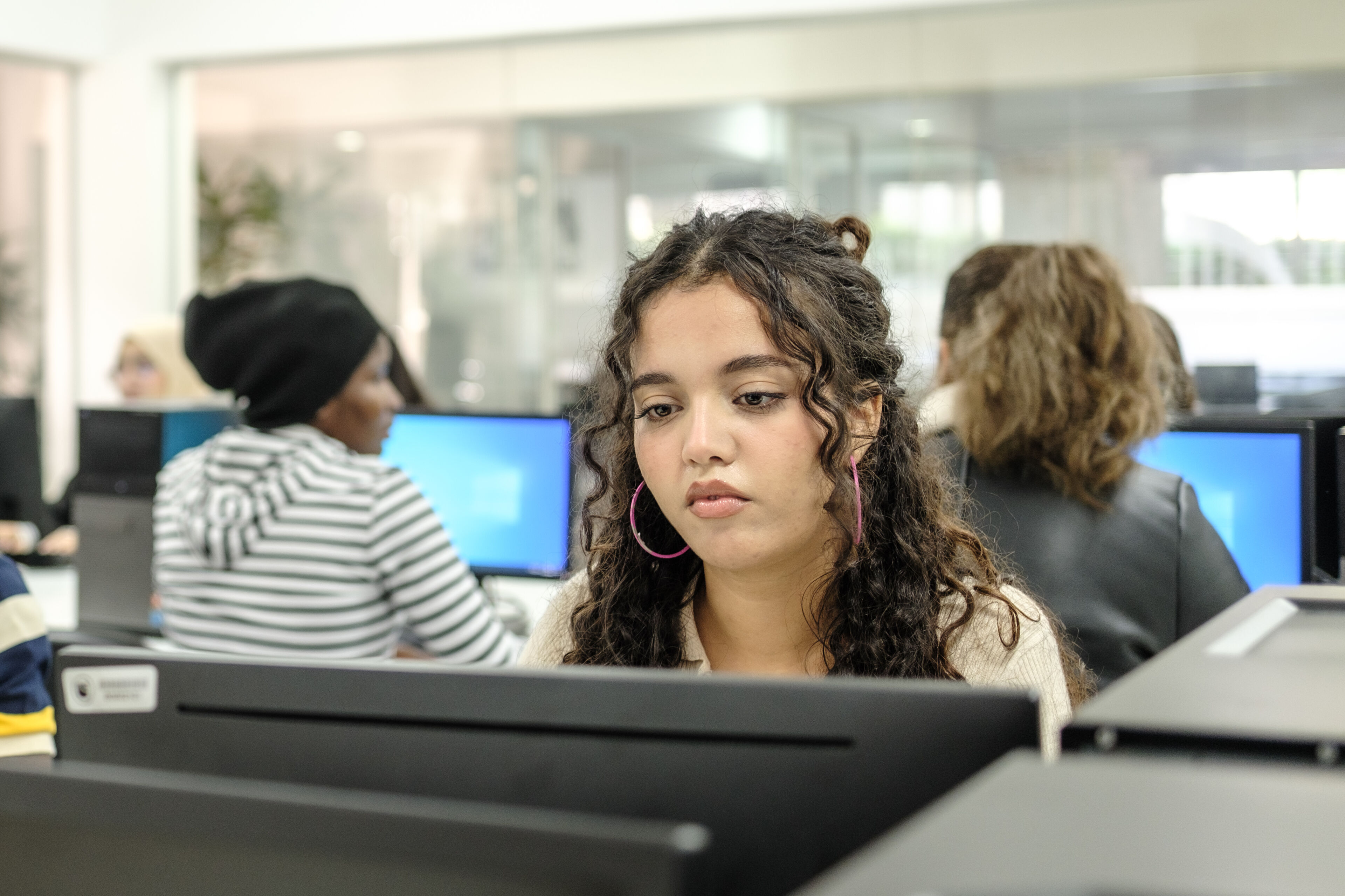 Jeune femme dans un laboratoire informatique