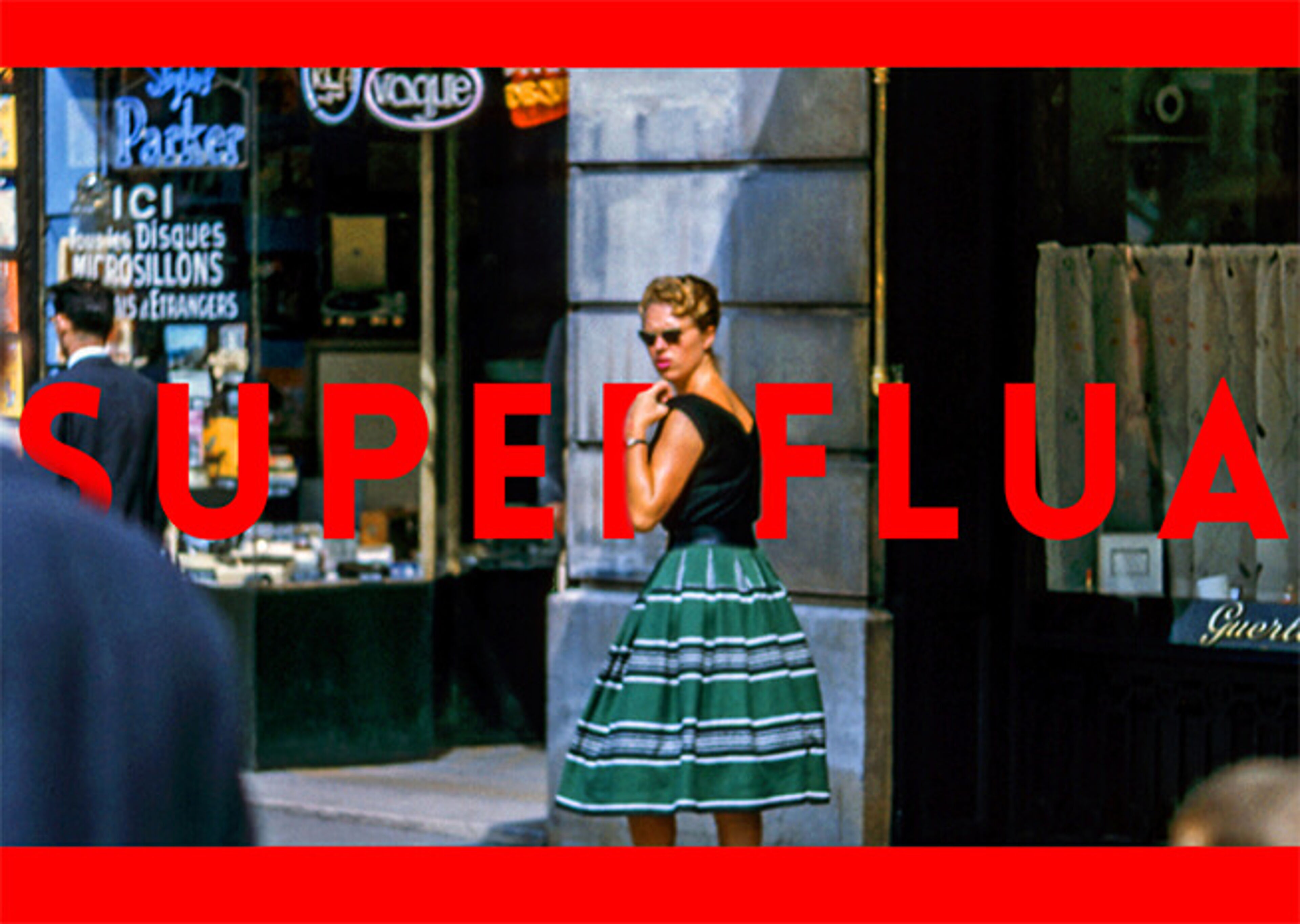 Una mujer con gafas de sol y falda de rayas está en una calle concurrida, con el texto en rojo y en negrita "SUPERFLUA" superpuesto.