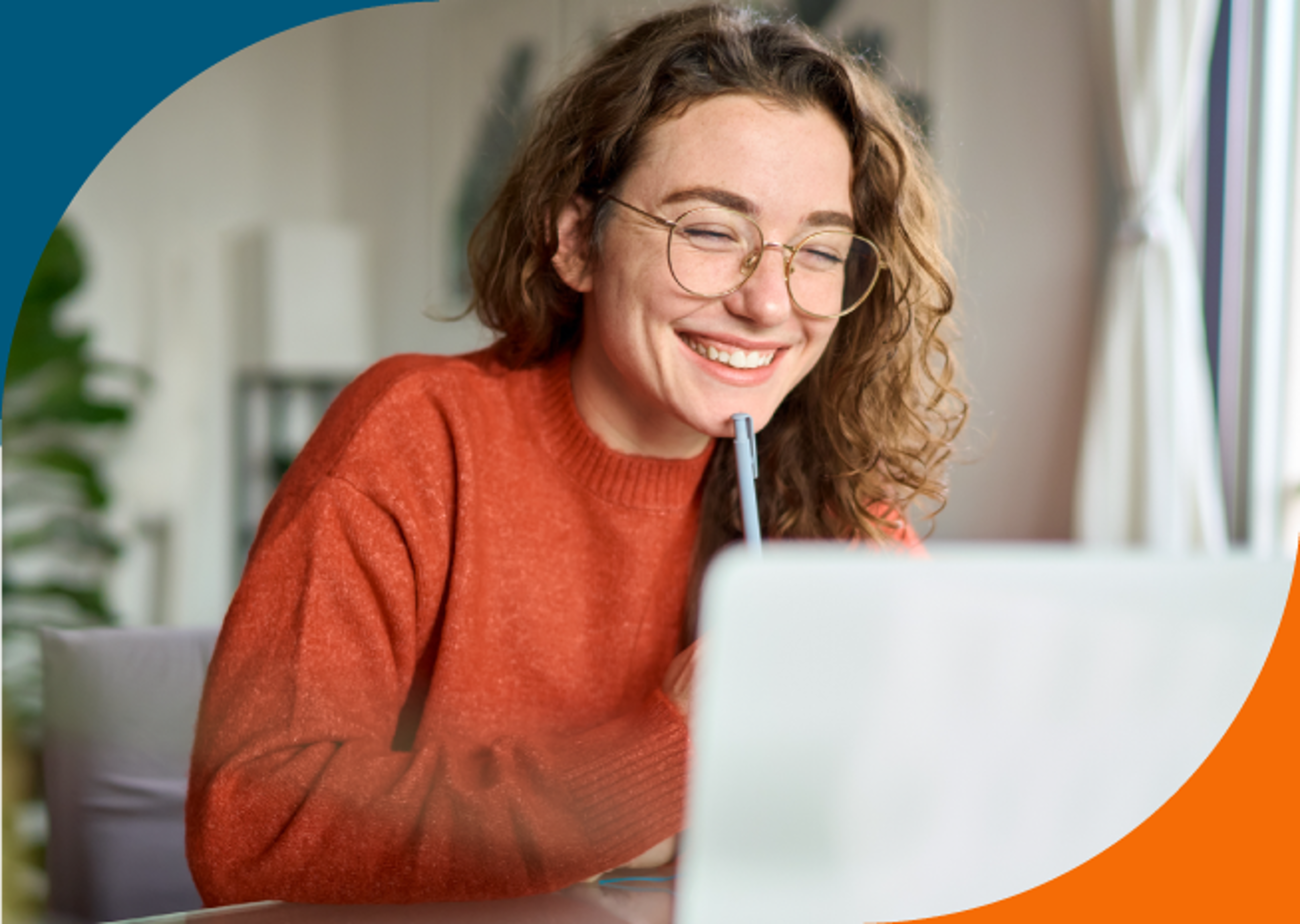 Una mujer alegre con gafas trabajando en su computadora portátil, mostrando compromiso y una sonrisa agradable.